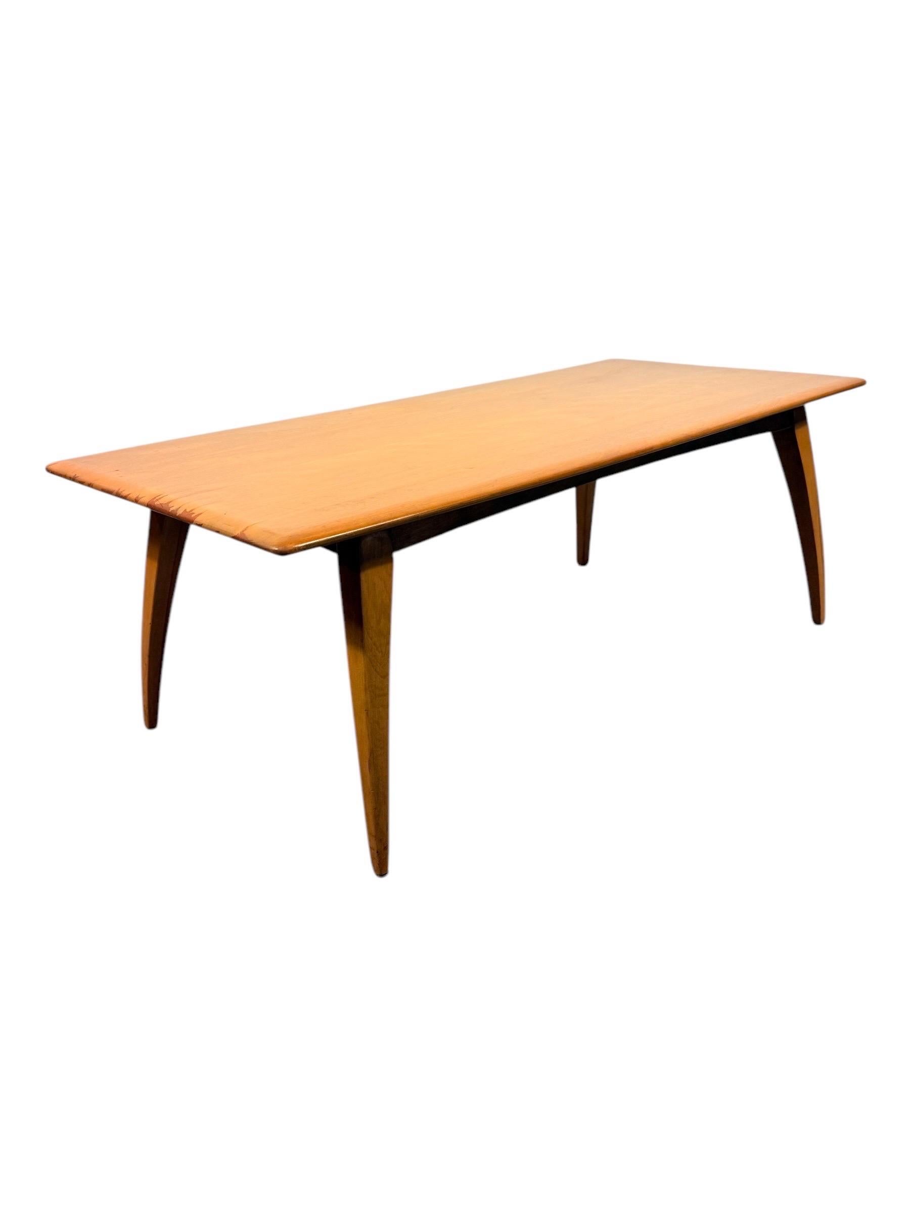 Cette table basse moderne du milieu du siècle de Heywood-Wakefield met en valeur le mélange de lignes épurées, de formes sculpturales et d'artisanat solide propre à la marque. Fabriquée en érable massif dans la finition emblématique 
