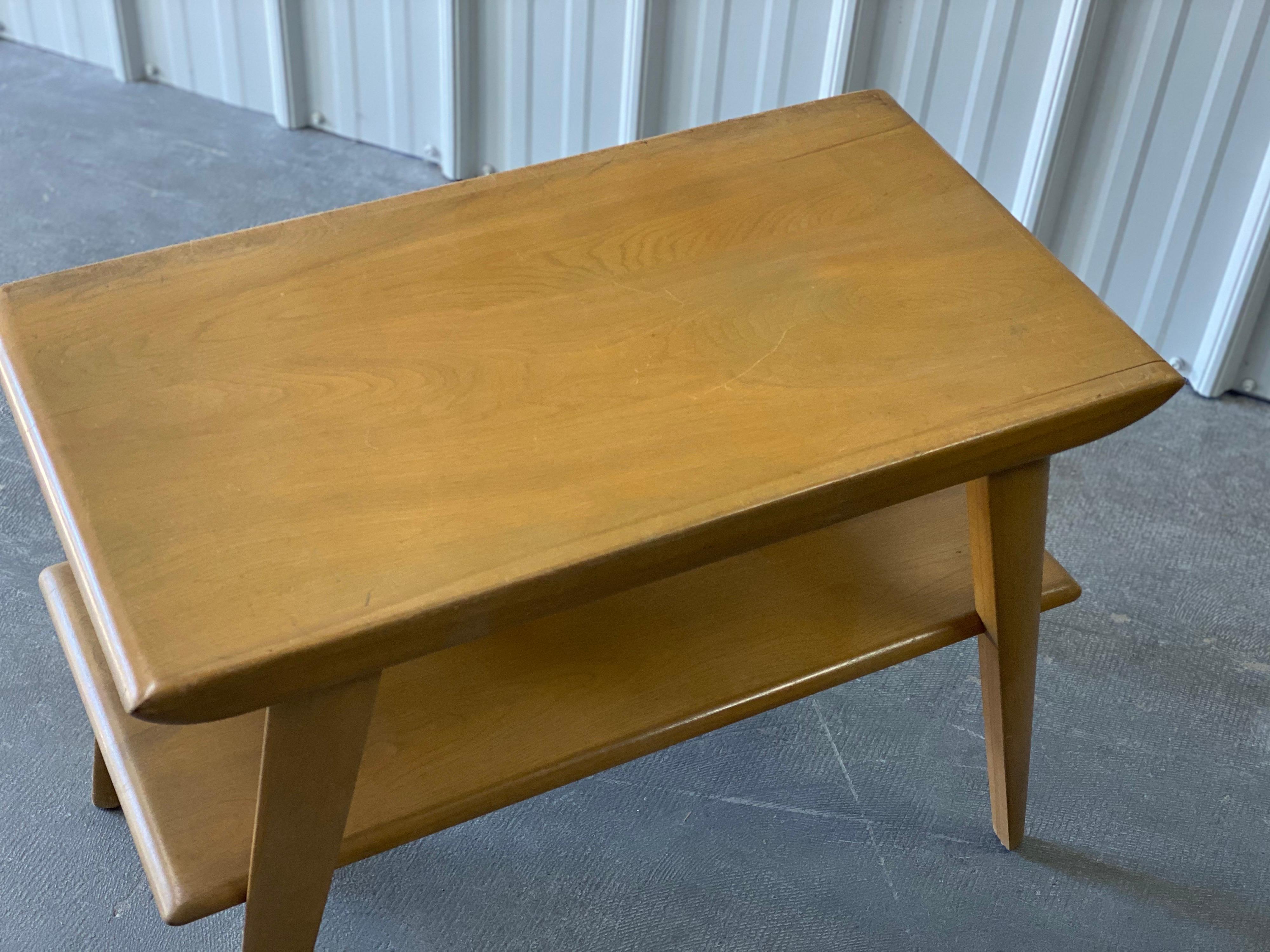 Mid-Century Modern Heywood Wakefield Maple Two Tiered Side Table In Good Condition For Sale In Southampton, NY