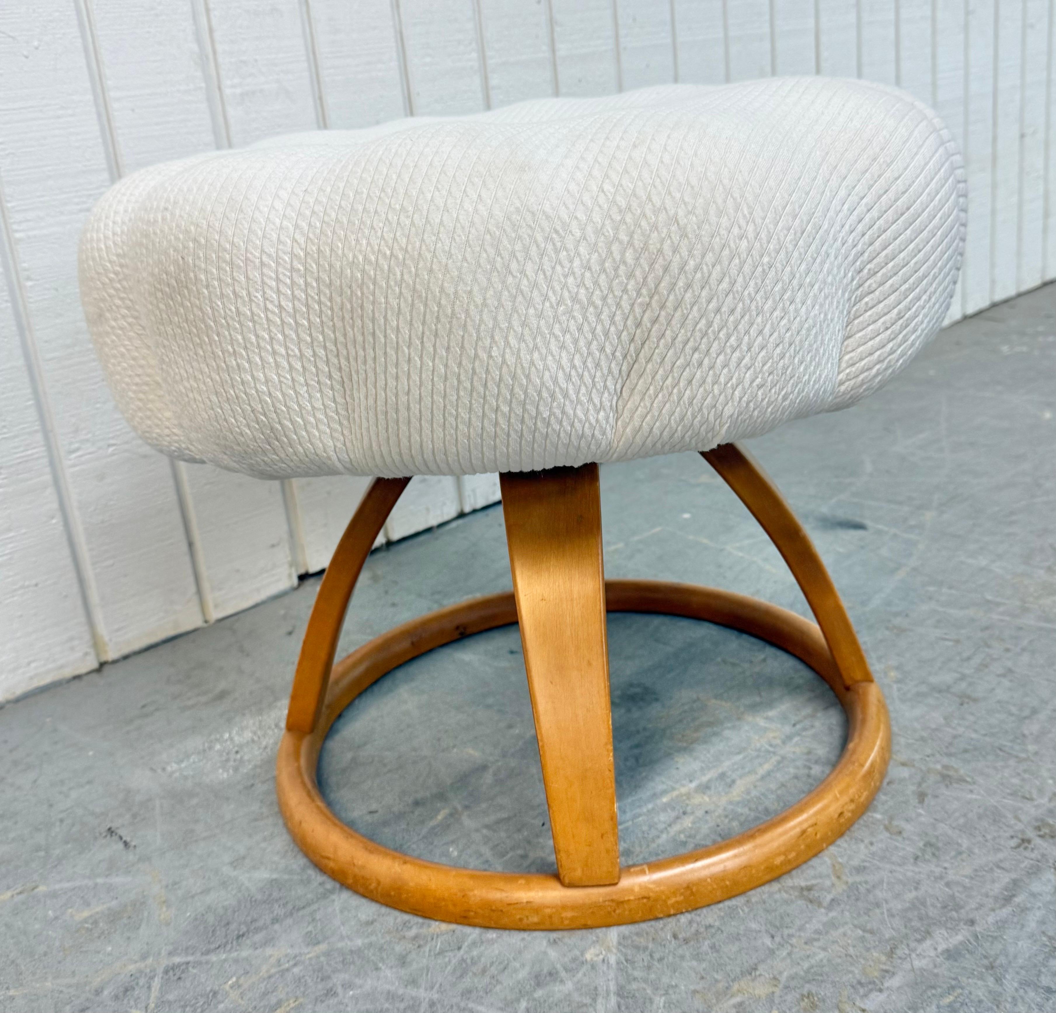 Cette annonce concerne un tabouret de vanité pivotant Heywood Wakefield de style moderne du milieu du siècle. Whiting avec une assise ronde, une base pivotante moderne en bois massif et un rembourrage blanc original. Il s'agit d'une combinaison