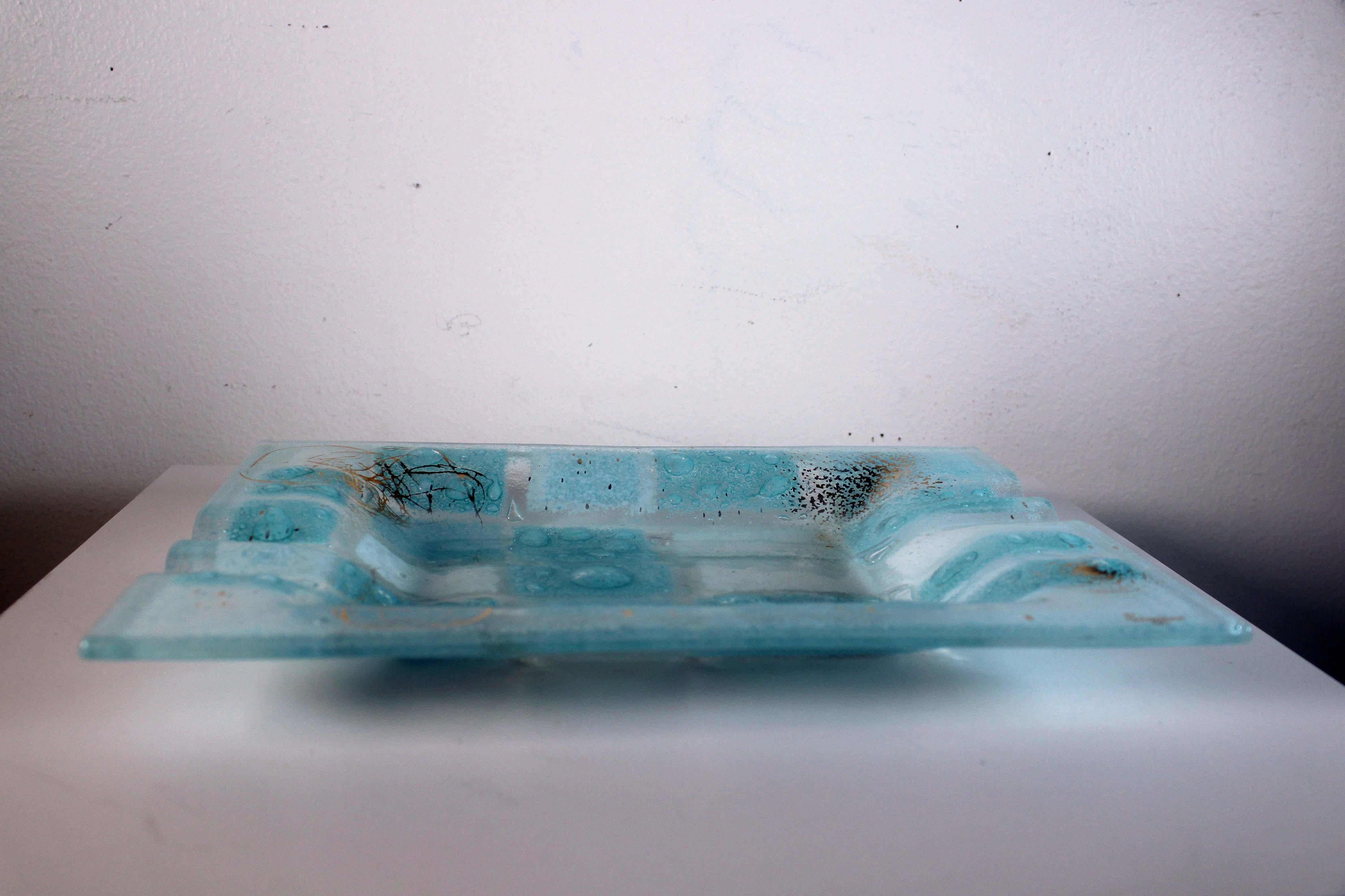 Plateau en verre d'art fusionné Higgins bleu pâle, blanc et or, mi-siècle moderne Bon état - En vente à Keego Harbor, MI