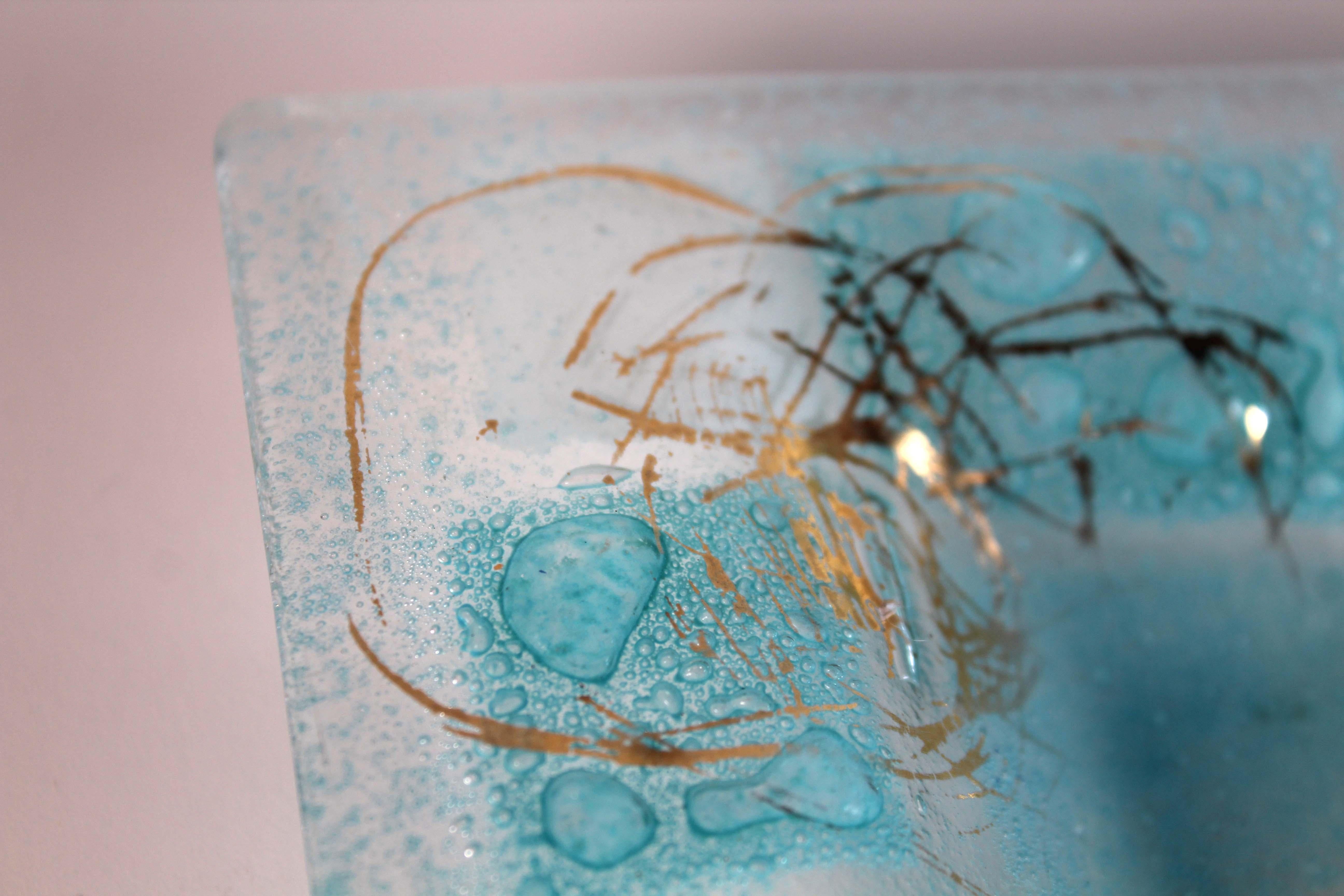 Plateau en verre d'art fusionné Higgins bleu pâle, blanc et or, mi-siècle moderne en vente 1