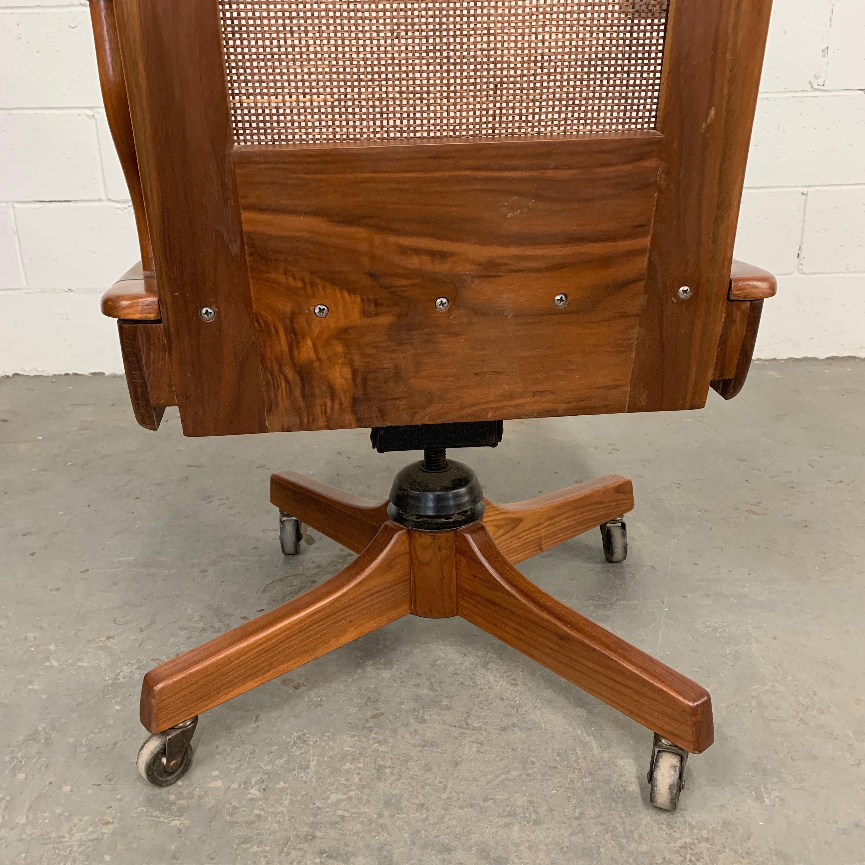 Mid-Century Modern High Back Executive Office Chair In Good Condition In Brooklyn, NY