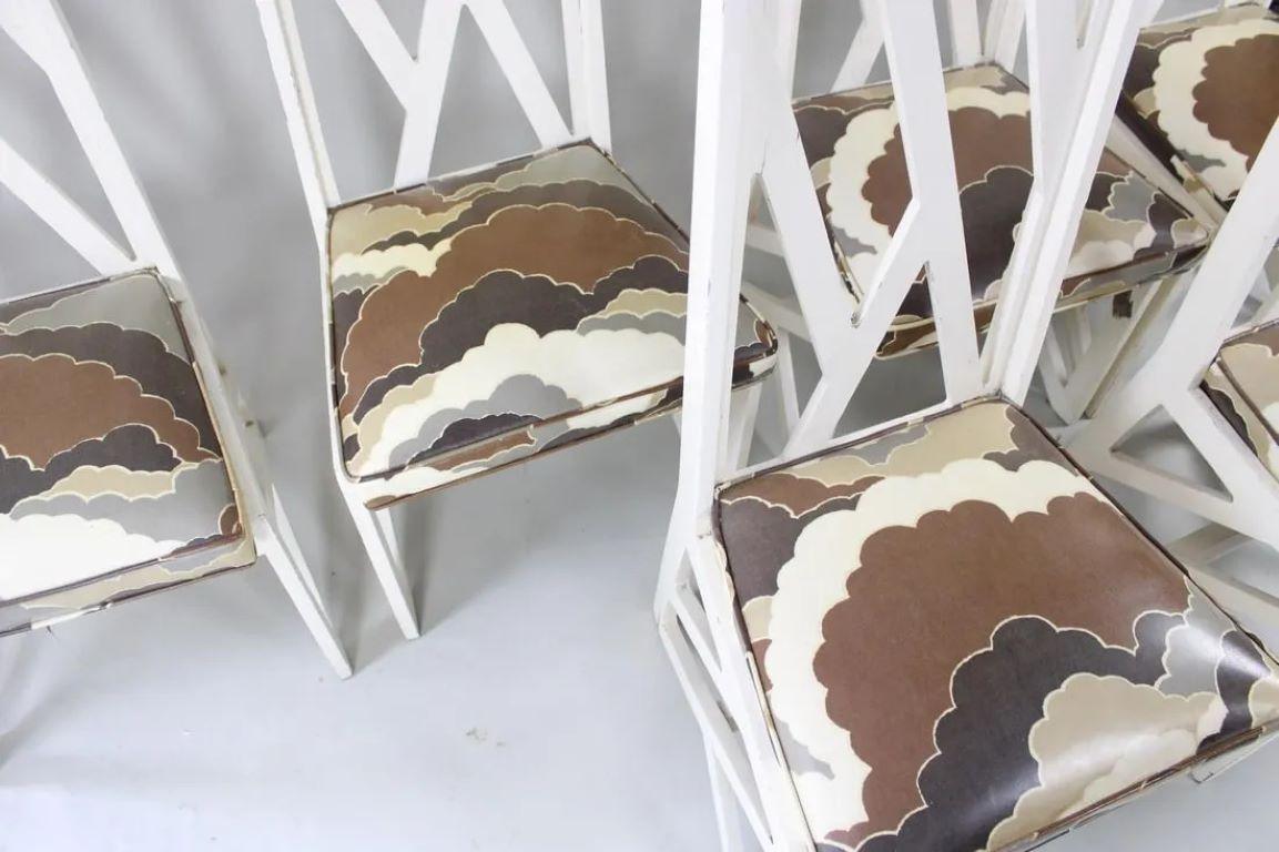 Ensemble de 6 chaises à dossier haut et à structure ajourée de style moderne du milieu du siècle dernier. Cadres en bois peints en blanc avec un motif géométrique entrecroisé qui se dessine sur des pieds anguleux.  Les sièges en vinyle sont