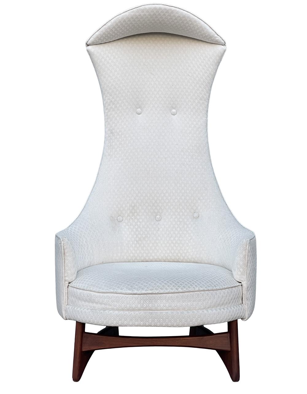 Une chaise royale difficile à trouver, conçue par Adrian Pearsall et produite par Craft Associates vers les années 1960. Cette version moderne d'une chaise à baldaquin présente des pieds sculptés en noyer massif et une tapisserie blanc cassé. La