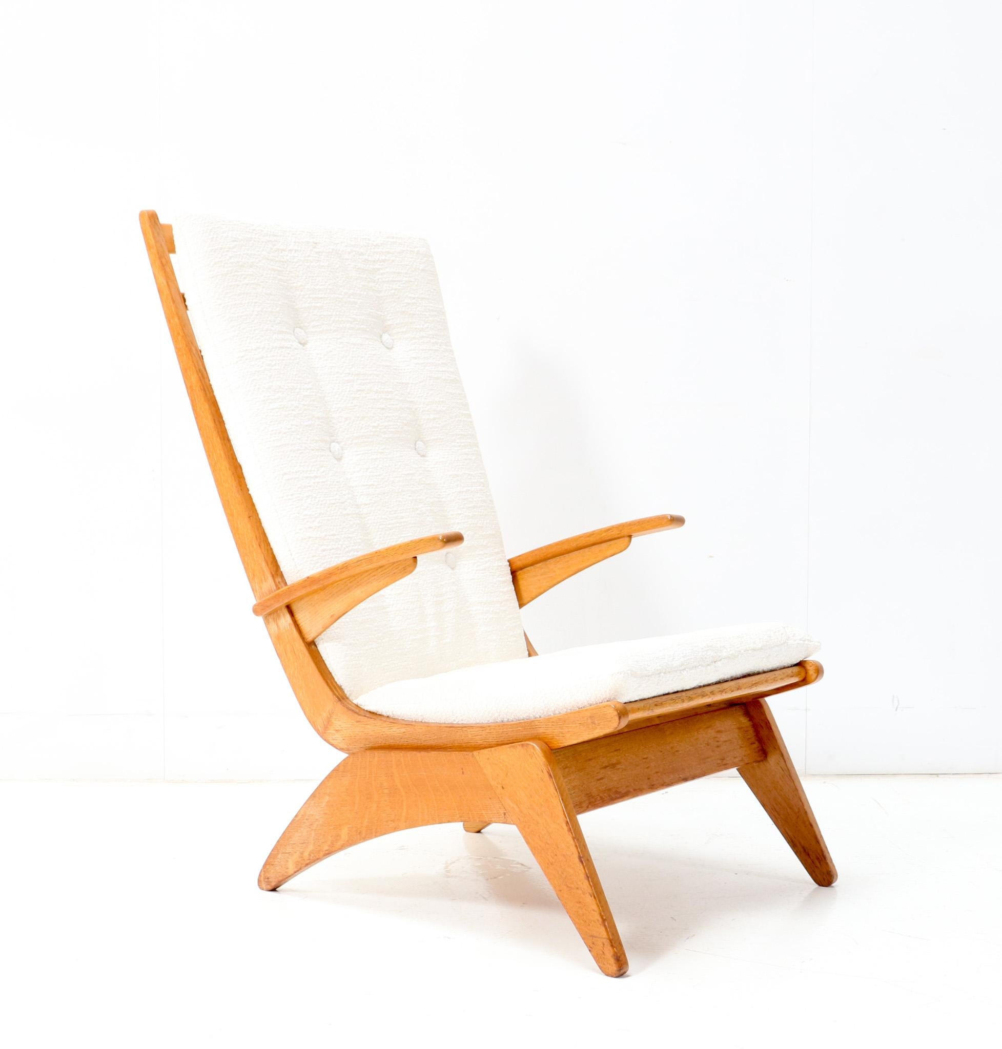 Elegant and rare Mid-Century Modern high back lounge chair.
Design by Jan den Drijver for De Stijl Den Haag.
A true example of Dutch Modern,Jan den Drijver designed this distinctive high back lounge chair in 1948!
Solid oak base with nine horizontal