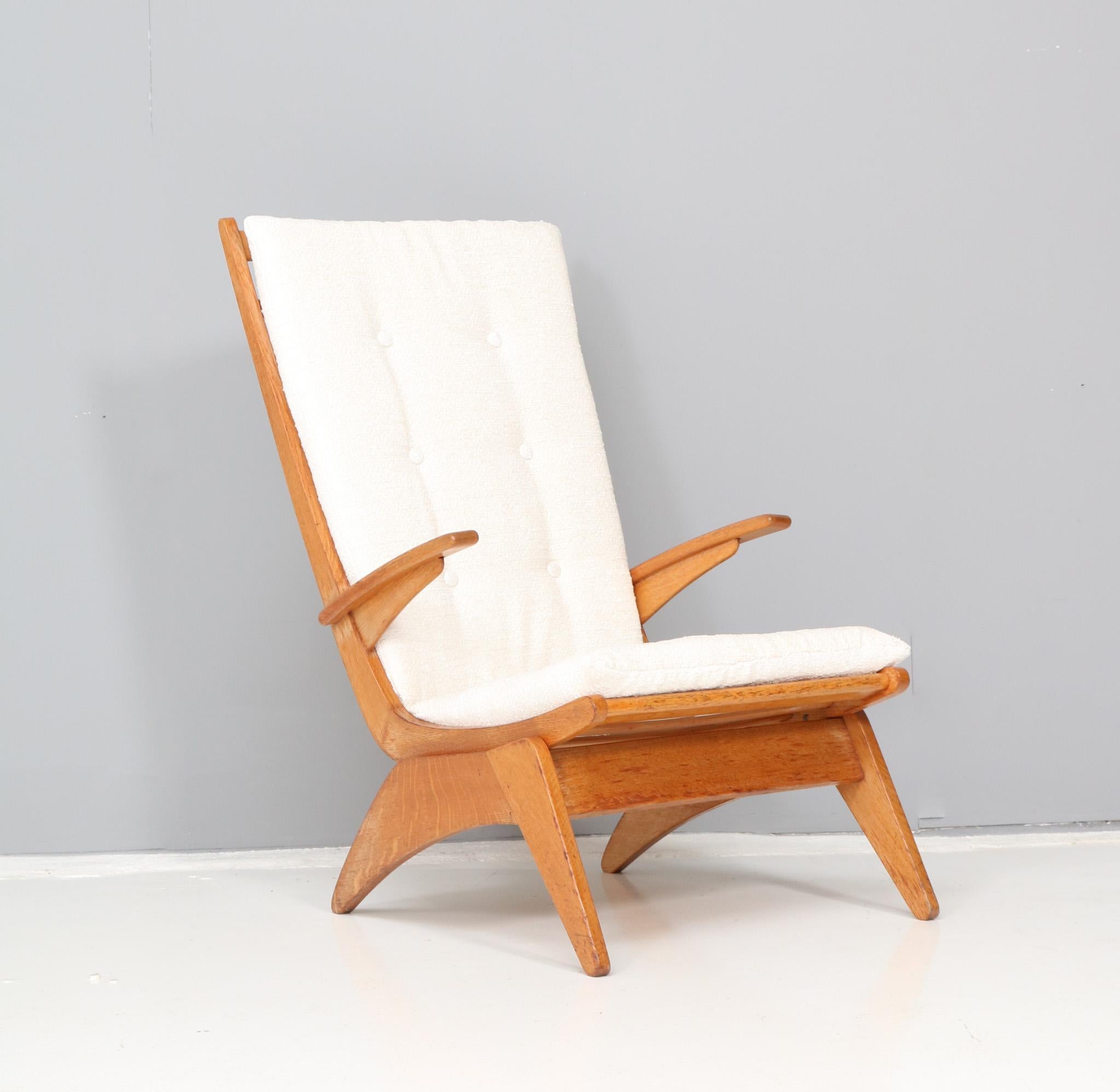 Eleganter und seltener Mid-Century Modern Lounge Chair mit hoher Rückenlehne.
Entwurf von Jan den Drijver für De Stijl Den Haag.
Ein echtes Beispiel für die niederländische Moderne: Jan den Drijver entwarf 1948 diesen unverwechselbaren Sessel mit
