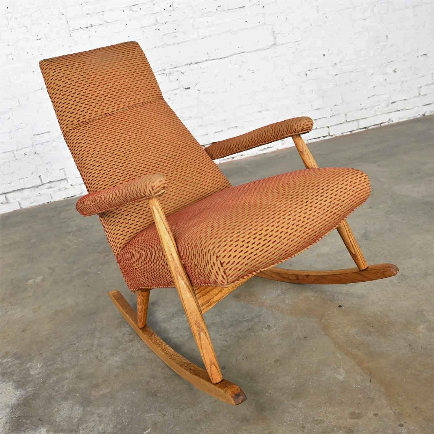 Joli fauteuil à haut dossier de style moderne du milieu du siècle, composé d'un cadre en chêne et du tissu chenille d'origine, rouille et or. Ce fauteuil à bascule est en très bon état, tout en gardant à l'esprit qu'il s'agit d'un modèle vintage et