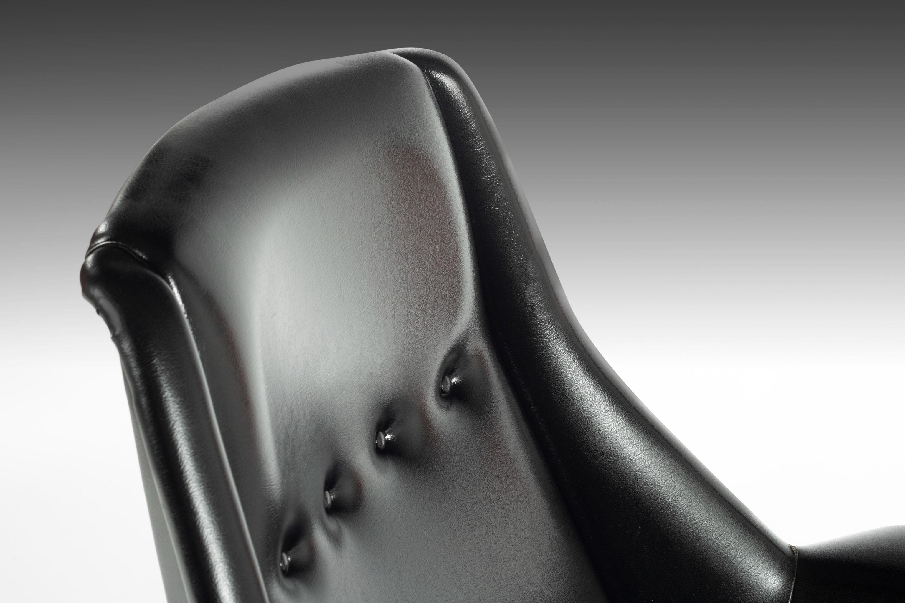 Ein außergewöhnlich gestalteter schwedischer Stuhl auf einem drehbaren Stahlgestell in schwarzem Original-Vinyl mit einer getufteten Rückenlehne.

SKU: AM00817

---Abmessungen---
Breite: 27 Zoll / 68,58 cm
Tiefe: 40 Zoll / 101,6 cm
Höhe: 36,5 in /