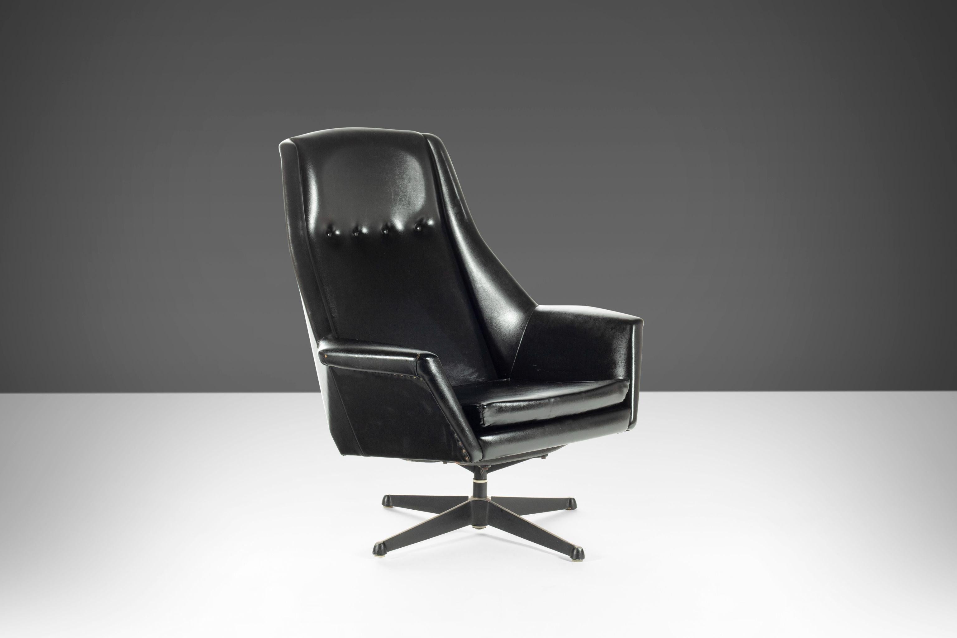 Scandinave moderne Fauteuil de salon pivotant à dossier haut, moderne du milieu du siècle, Suède en vente