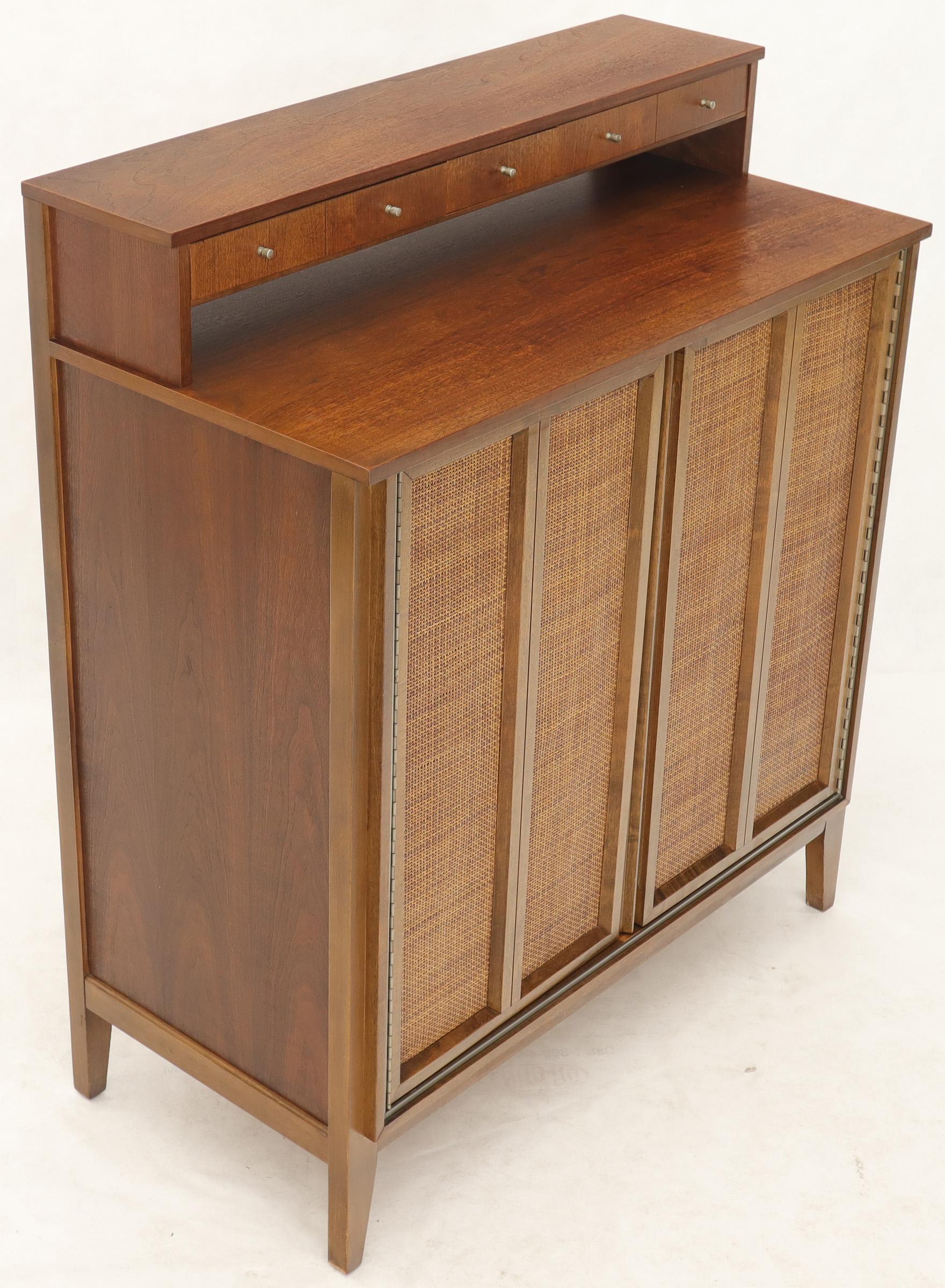 Mid-Century Modern High Chest Dresser with Separate Jewelry Compartment on Top In Good Condition For Sale In Rockaway, NJ