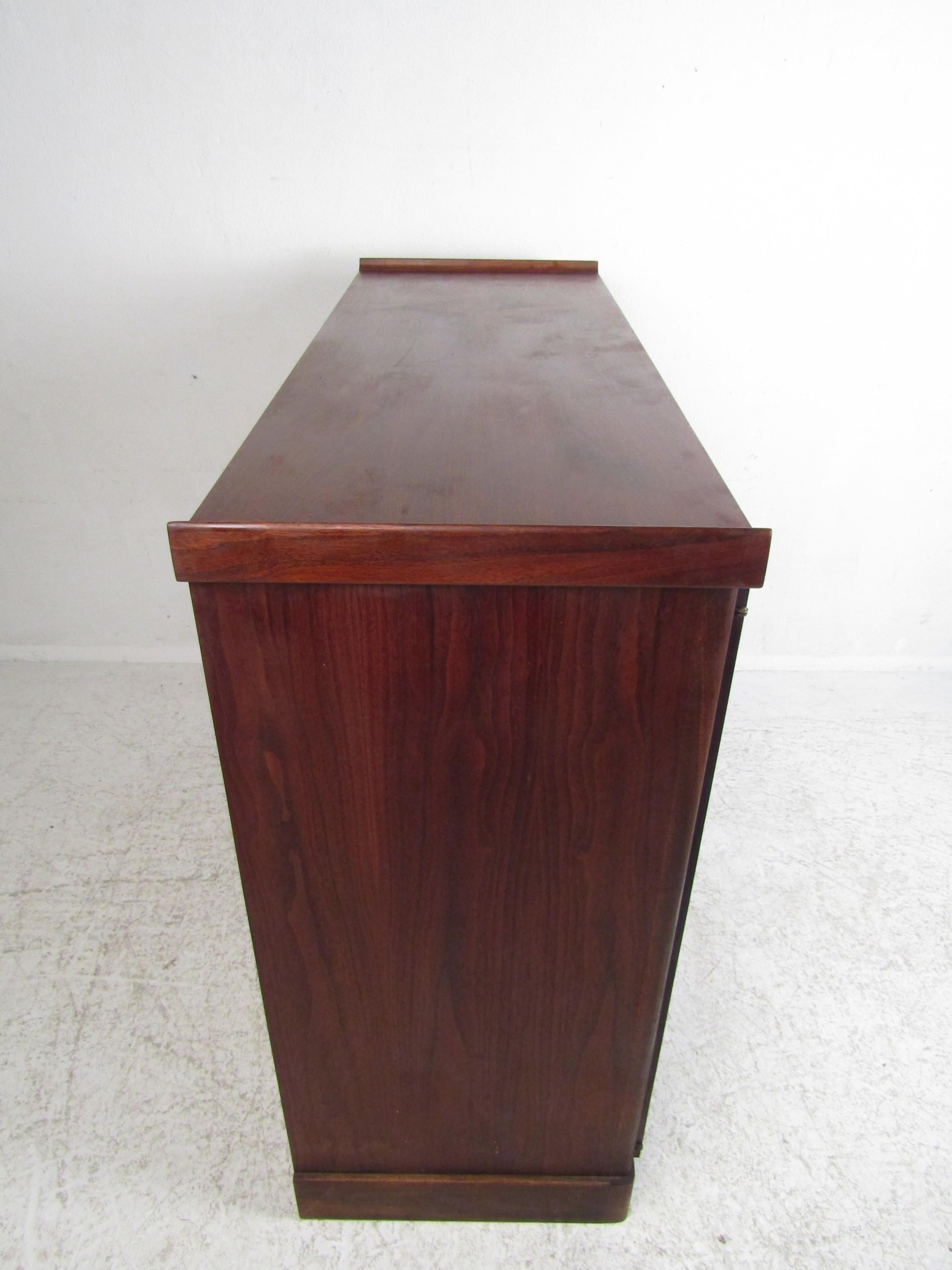 Mid-Century Modern High Dresser For Sale 3