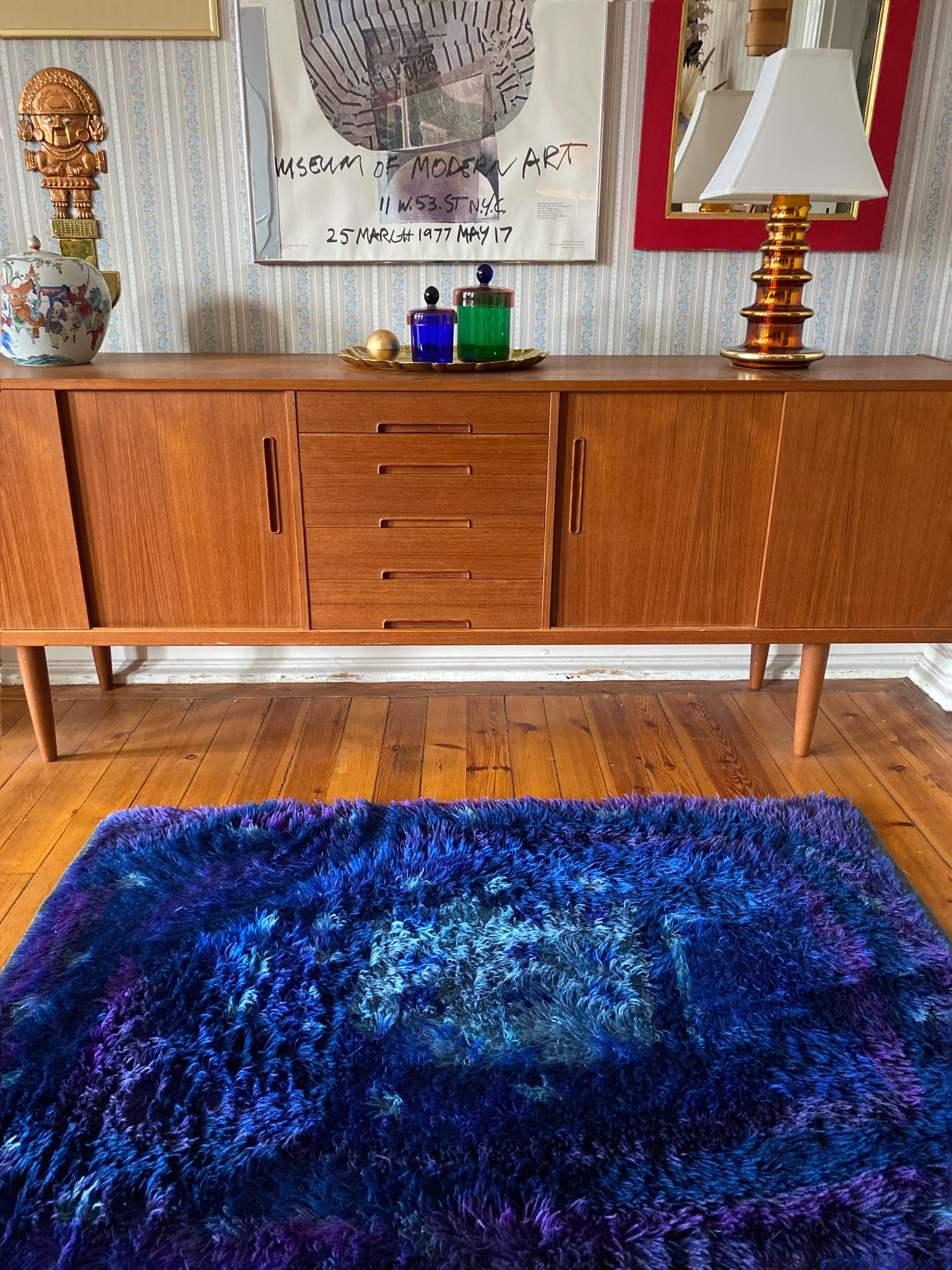 NIAB stands for Nordiska Industri Aktiebolag, in Gothenburg 1970.



This exquisite mid-century modern high-pile rya rug, was designed by a Swedish textile artist for Nordiska Industri Aktiebolaget (NIAB), in Gothenburg 1970. Handmade from premium