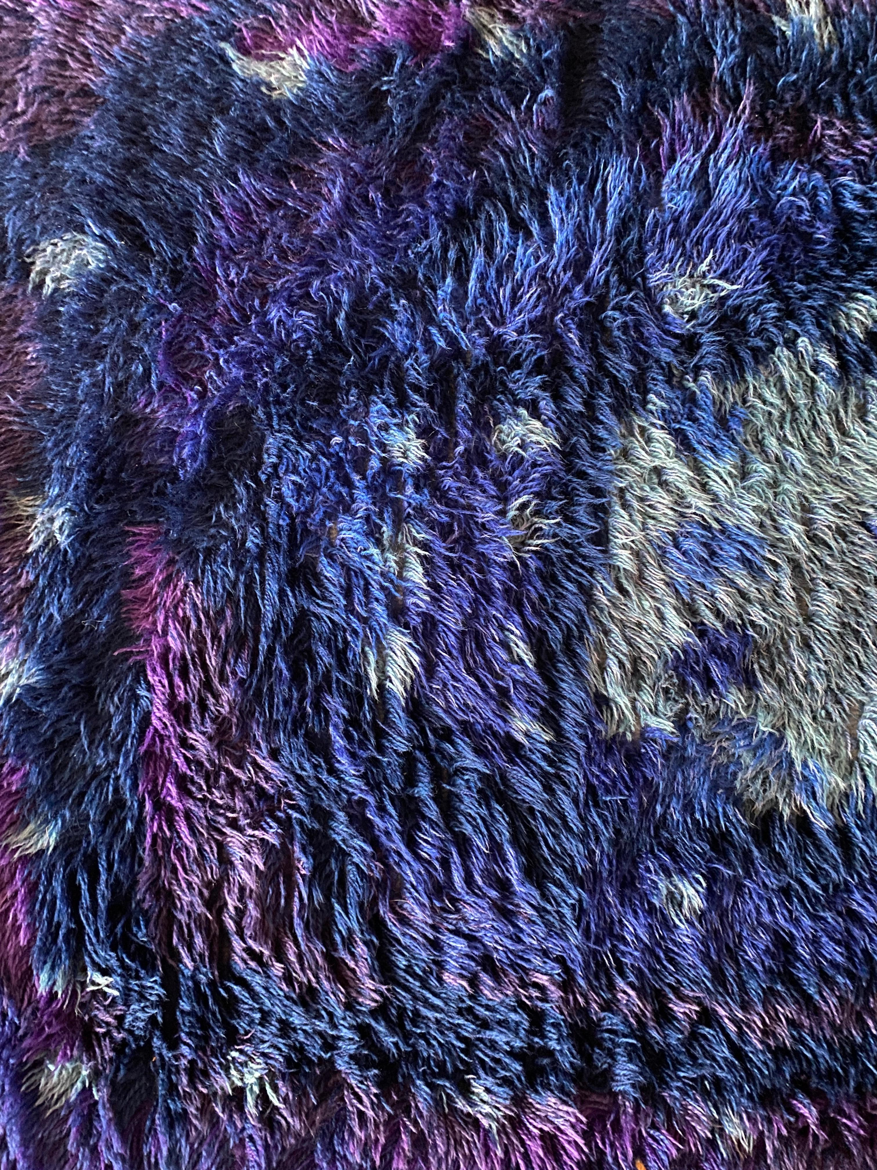 Mid-century Modern High Pile Blue and Violet Rya Rug, Sweden NIAB, Sweden, 1970. In Good Condition For Sale In Grythyttan, SE
