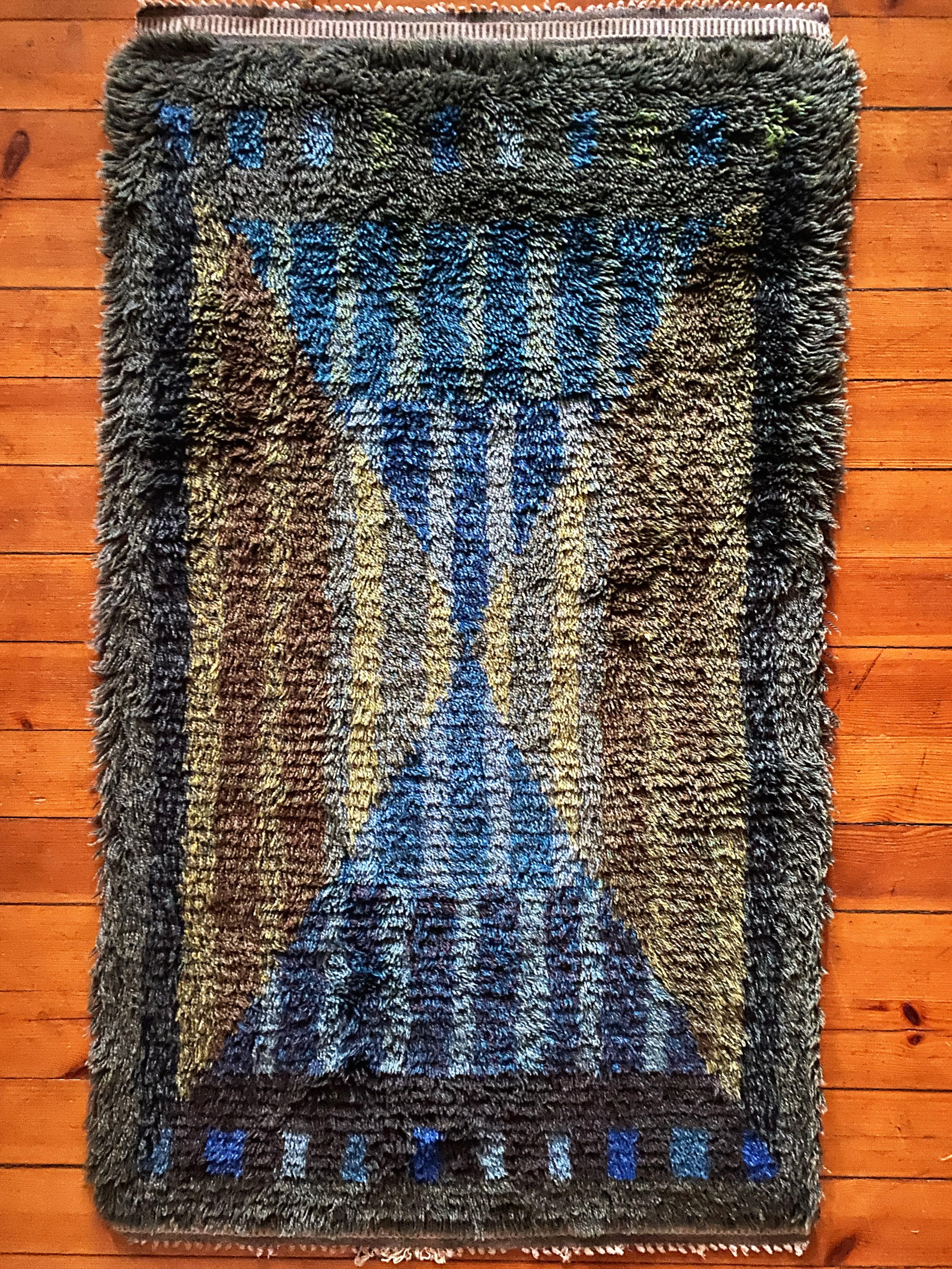 This exquisite mid-century modern rya rug, crafted by a talented Swedish textile artist in the 1960s, exemplifies the beauty and expertise of Scandinavian craftsmanship. Handmade from high-quality 
