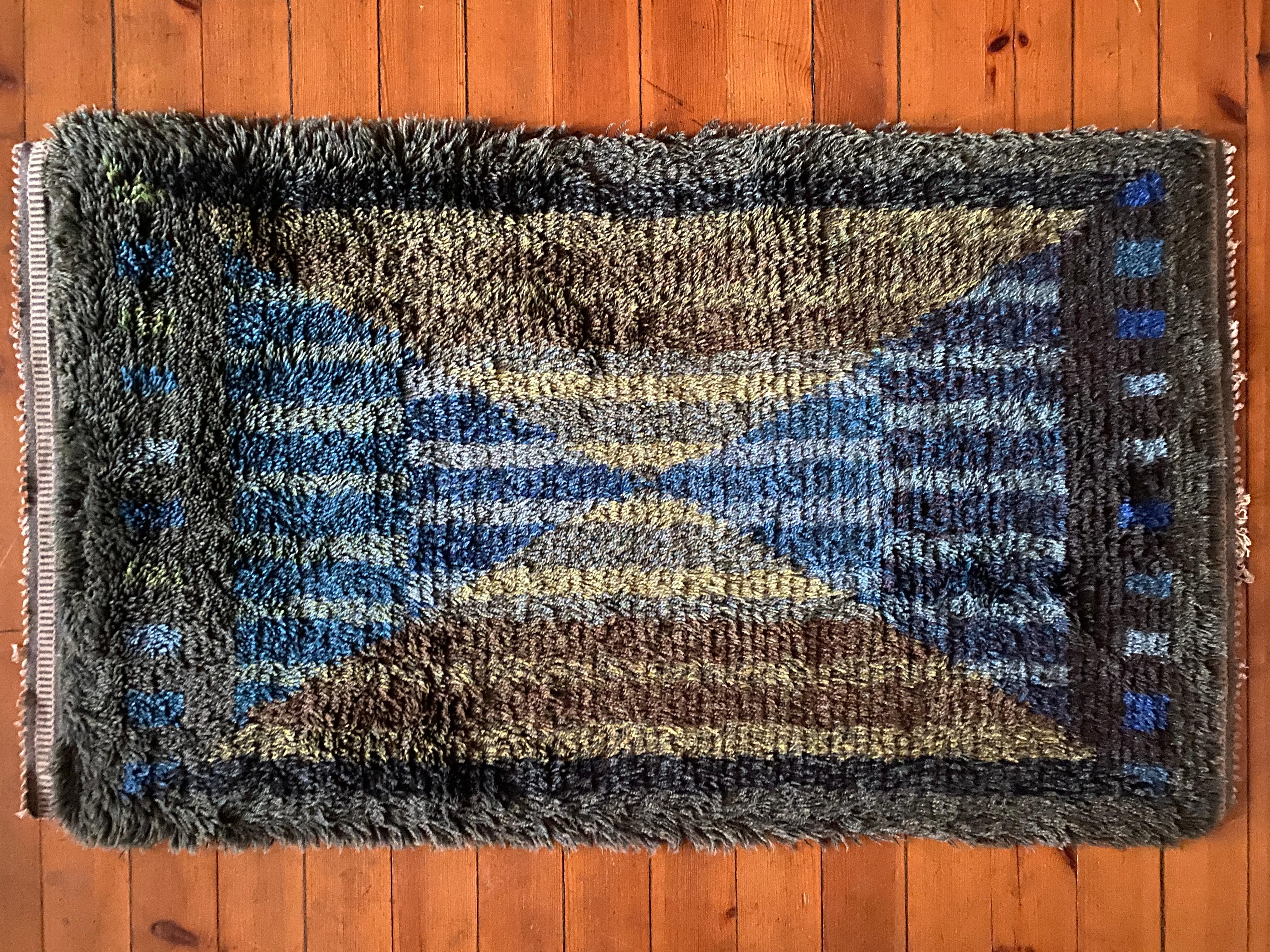 Mid-century Modern High Pile Blue Triangle Stripe Rya Rug, Sweden, 1960s In Good Condition For Sale In Grythyttan, SE