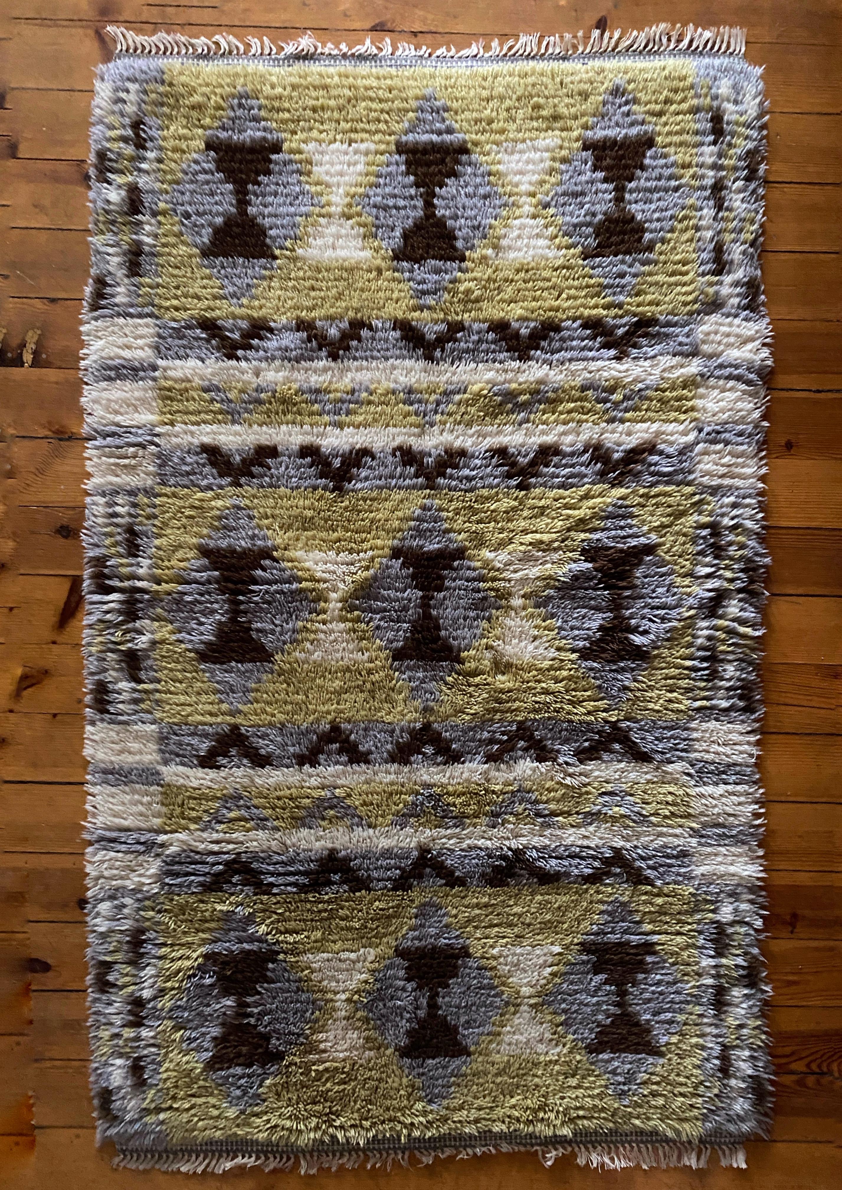 This exquisite mid-century modern rya rug, crafted by a Swedish textile artist in the 1960s, showcases the finest Scandinavian craftsmanship. Handmade from premium 