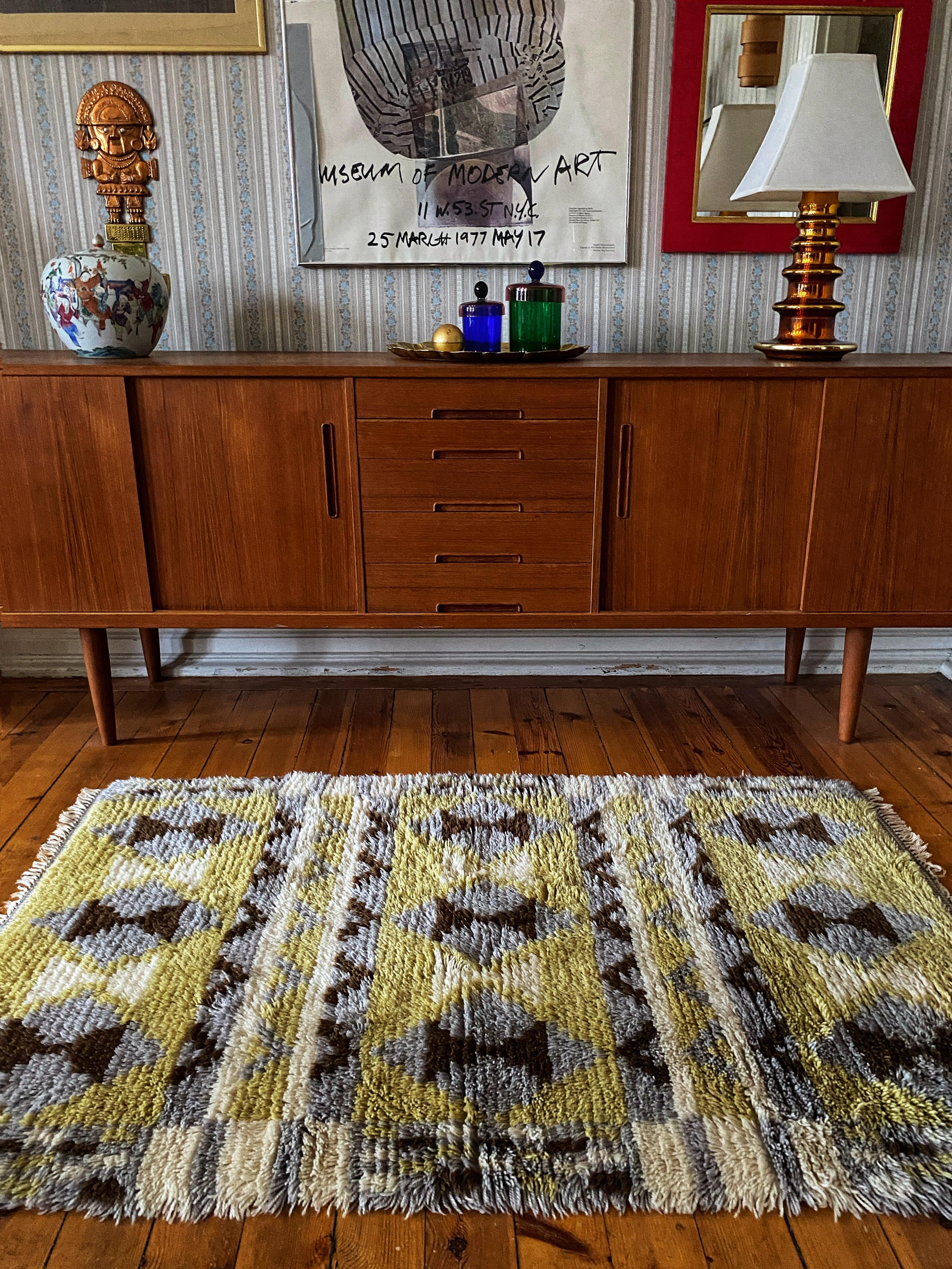 Scandinavian Modern Mid-century Modern High Pile White and Brown Bows Rya Rug, Sweden, 1960s For Sale