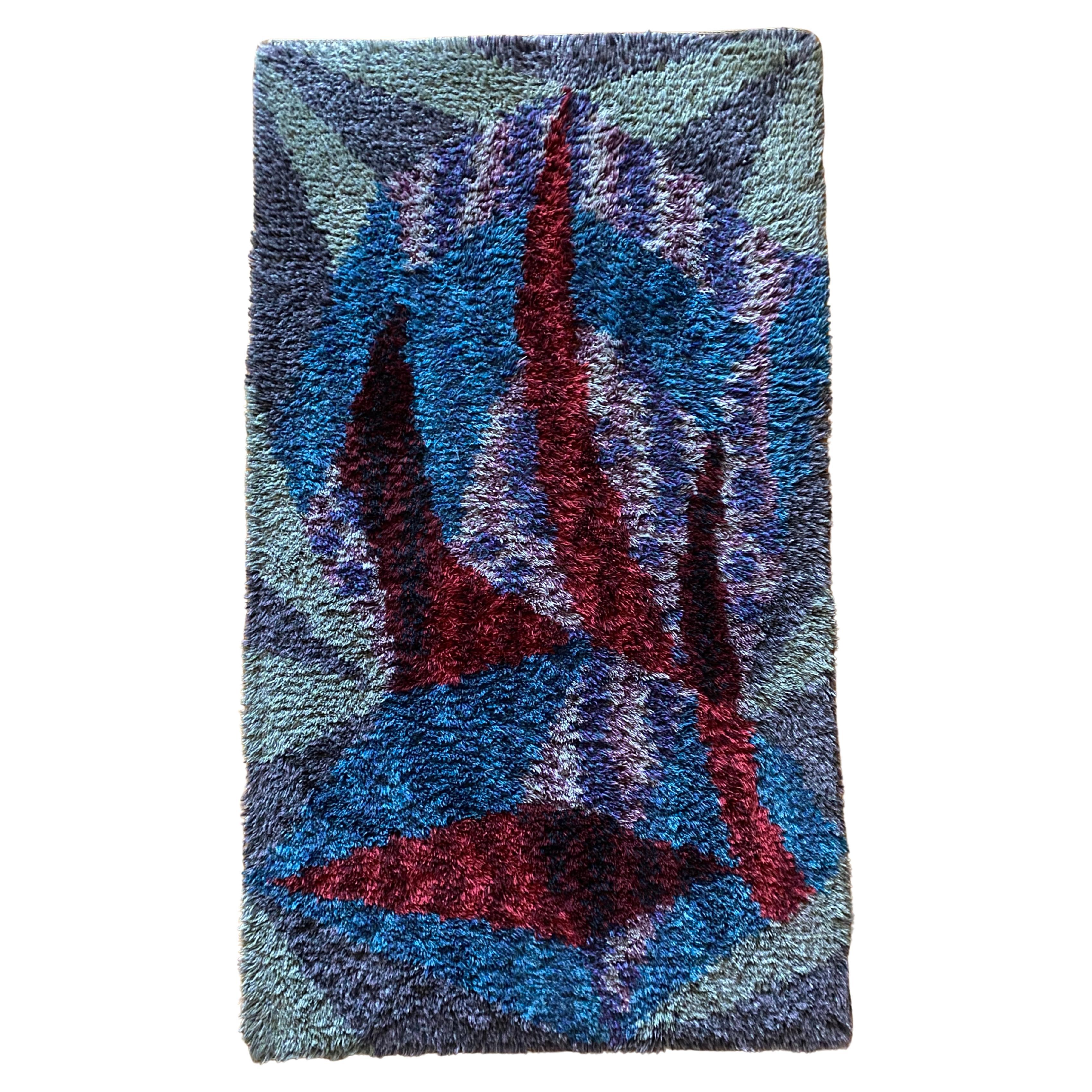 Alfombra moderna de lana de pelo alto azul, morada y roja Rya, Suecia Años 60