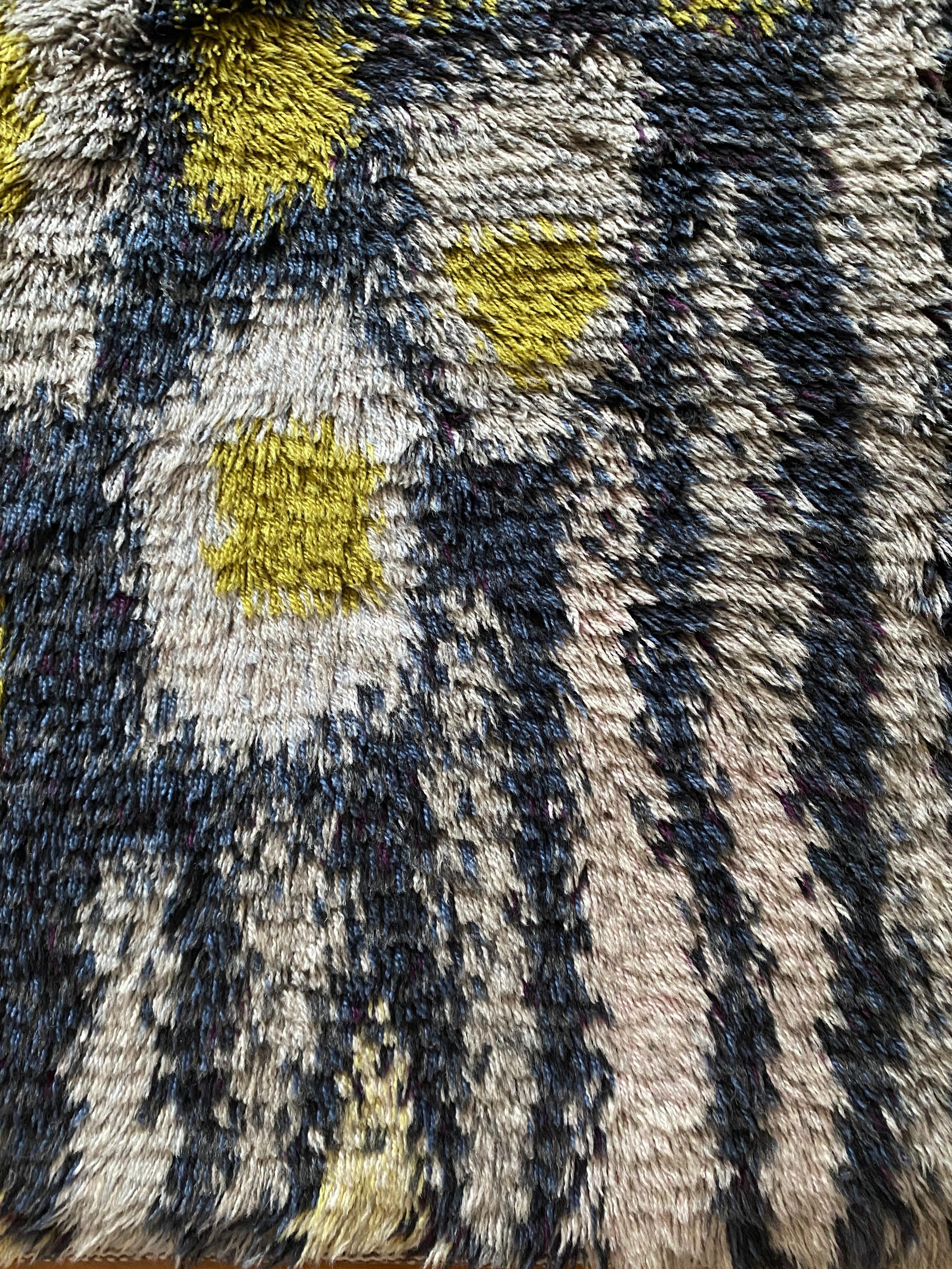 Mid-century Modern High Pile Wool Blue, Yellow & White Rya Rug, Sweden 1960s In Good Condition For Sale In Grythyttan, SE