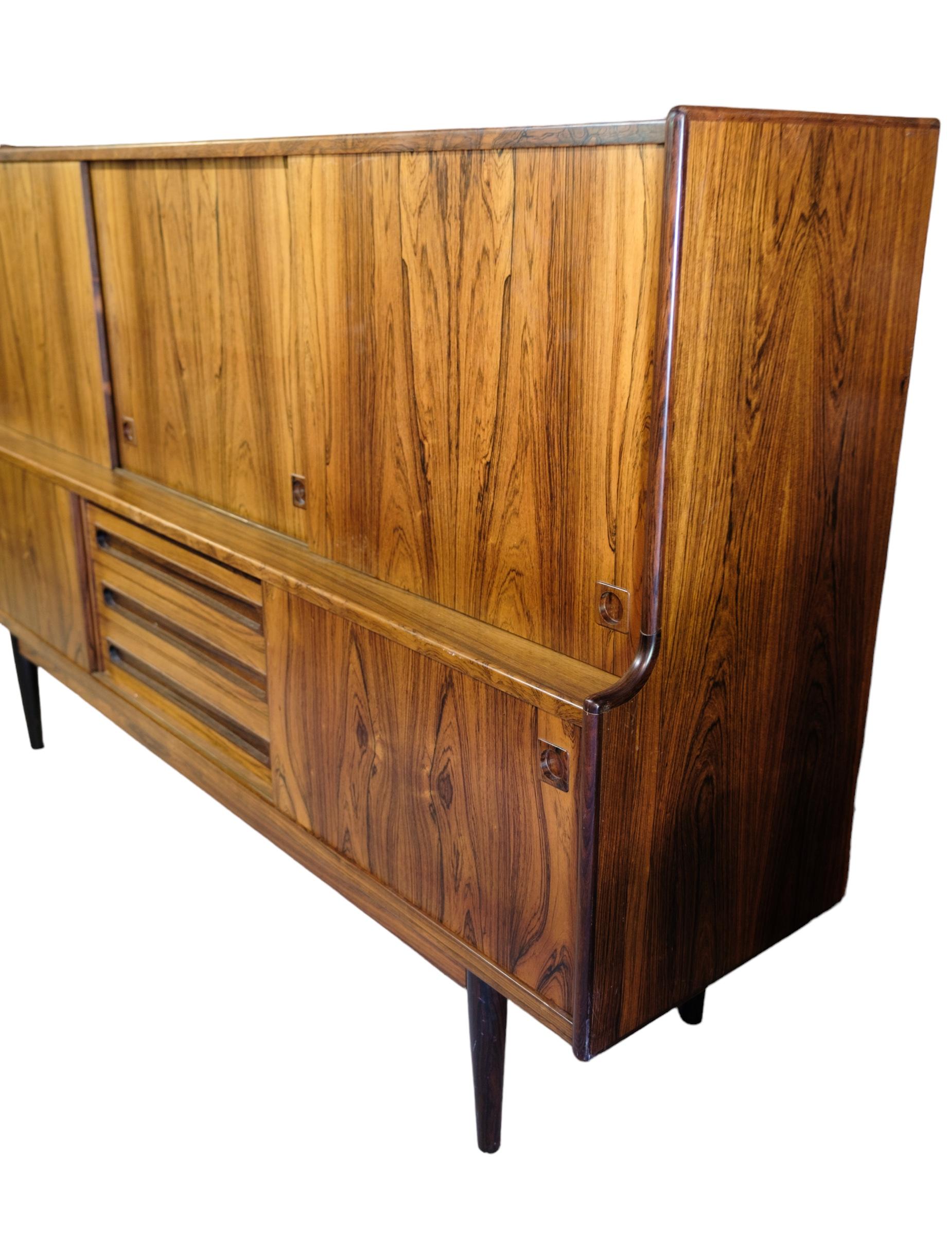 Mid-Century modern high sideboard in rosewood, designed by Johannes Andersen, manufactured by Skaaning Møbelfabrik from around the 1960s.
Measurements in cm: H:128 W:200 D:42