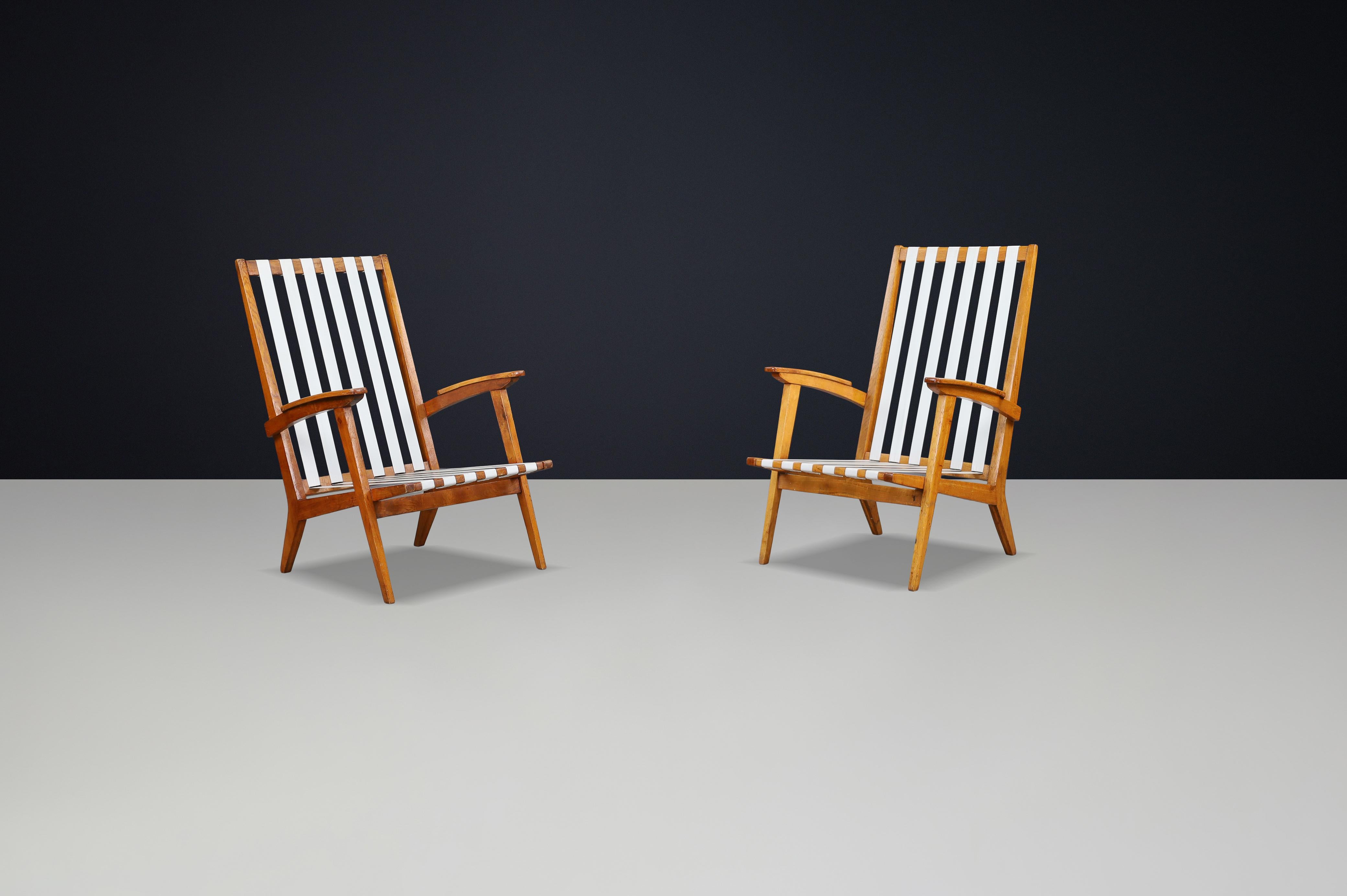 Poltrone a schienale alto in Oak e cinghie in tela, Francia, 1950

Questa straordinaria coppia di poltrone con schienale alto cattura l'essenza del design moderno francese di metà secolo grazie alla sua geometria pulita, ai materiali naturali e alla