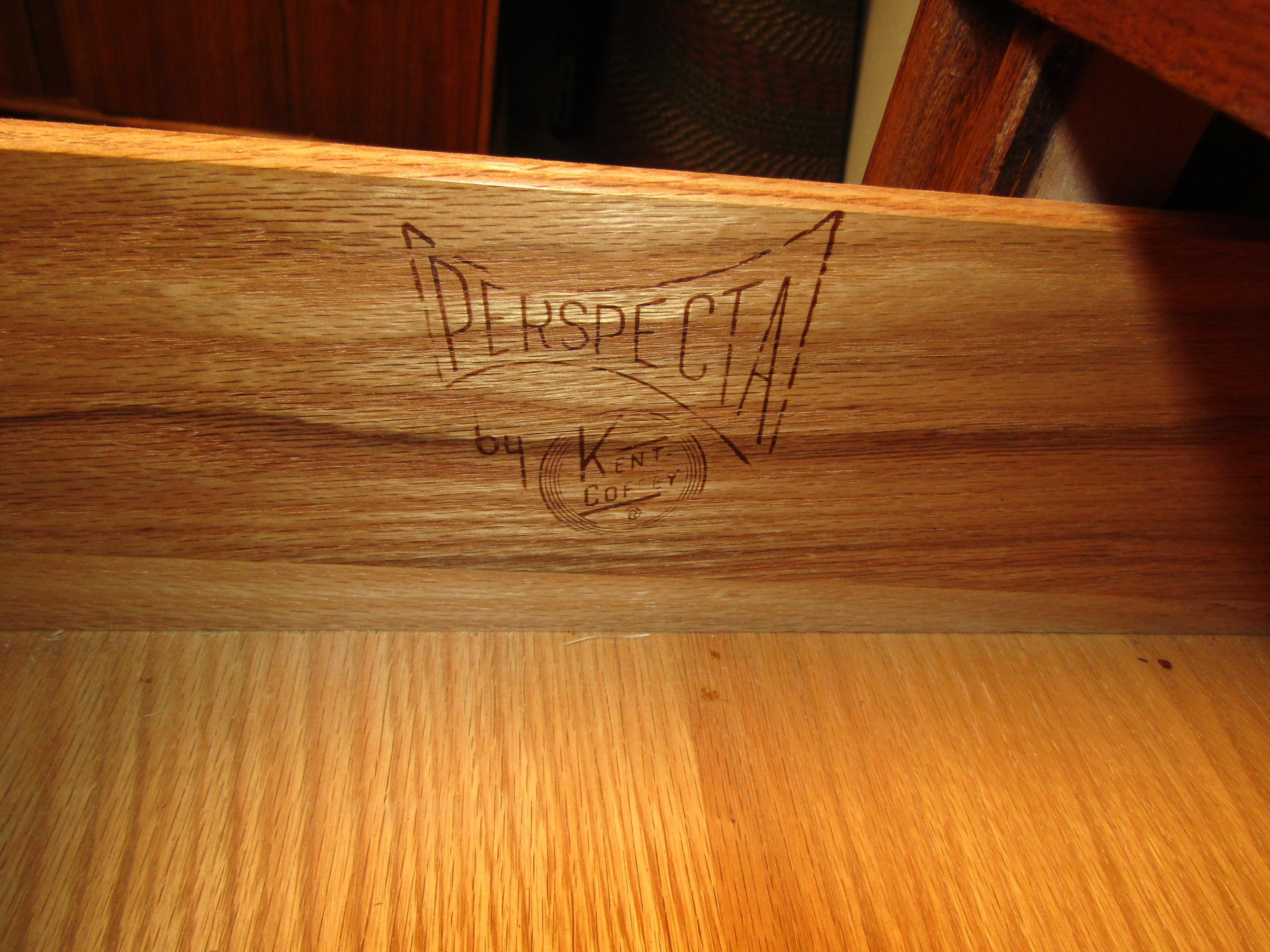 Highboy moderno di metà secolo di Kent Coffey in vendita 5
