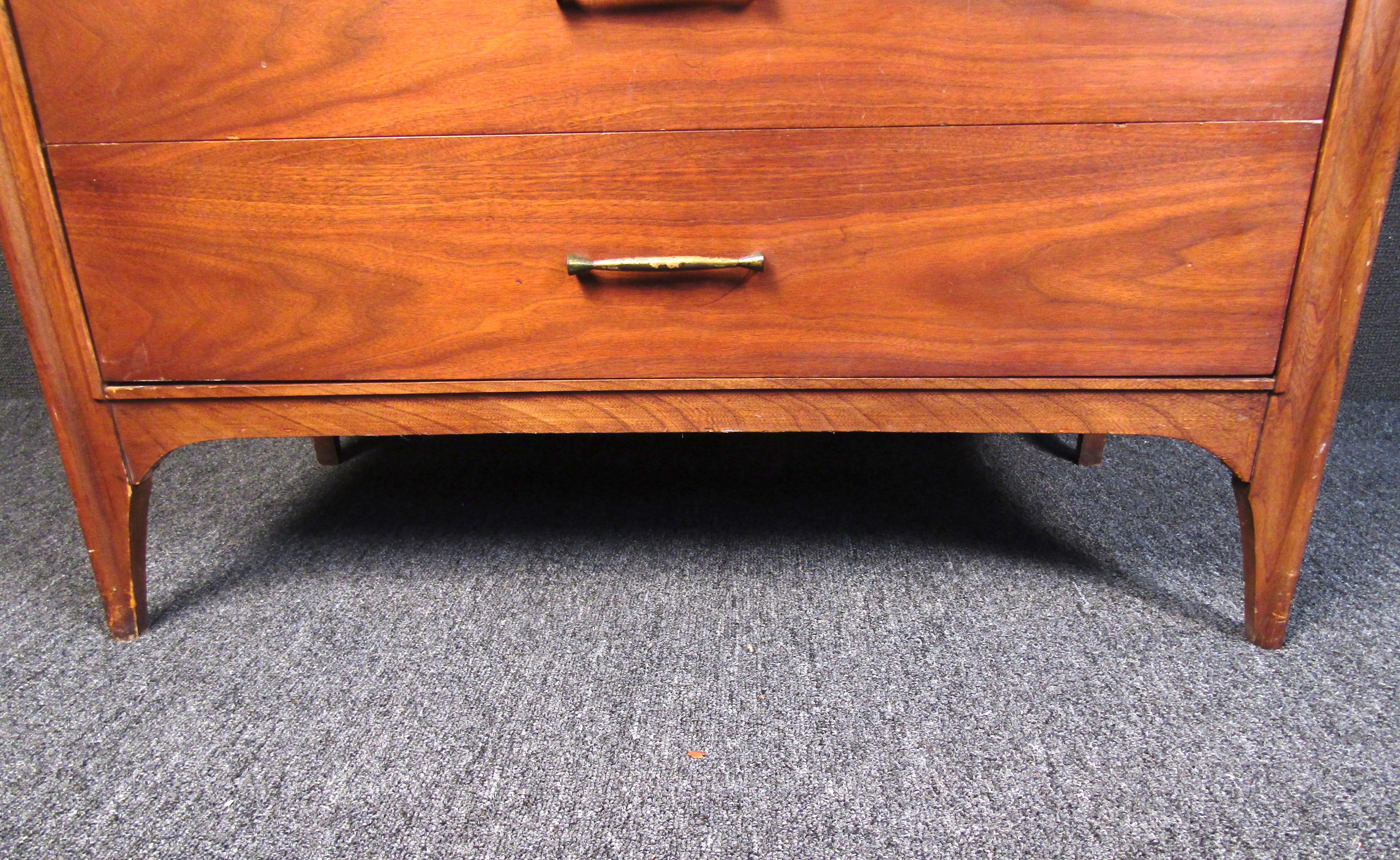 Americano Highboy moderno di metà secolo di Kent Coffey in vendita