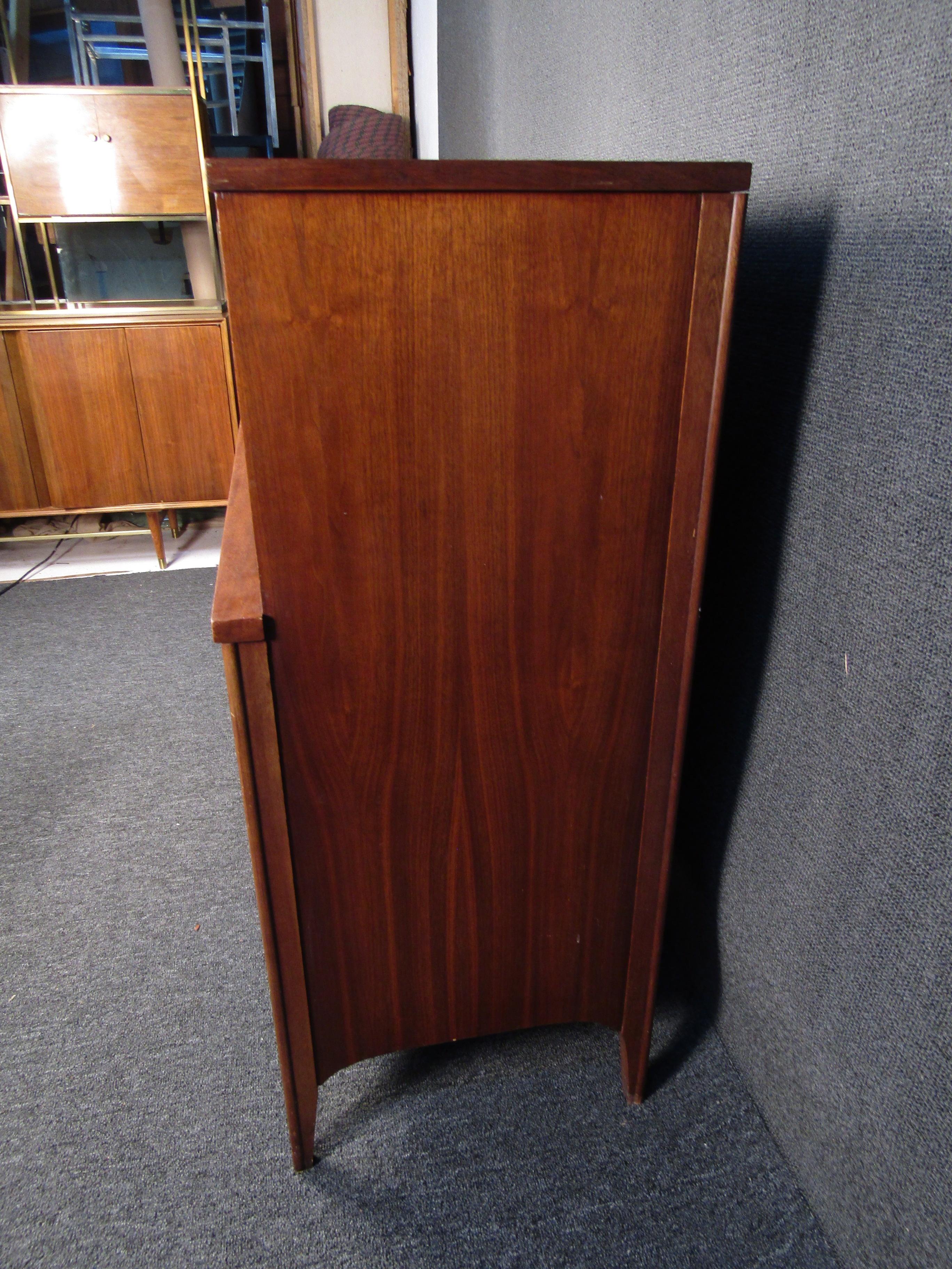 Noce Highboy moderno di metà secolo di Kent Coffey in vendita