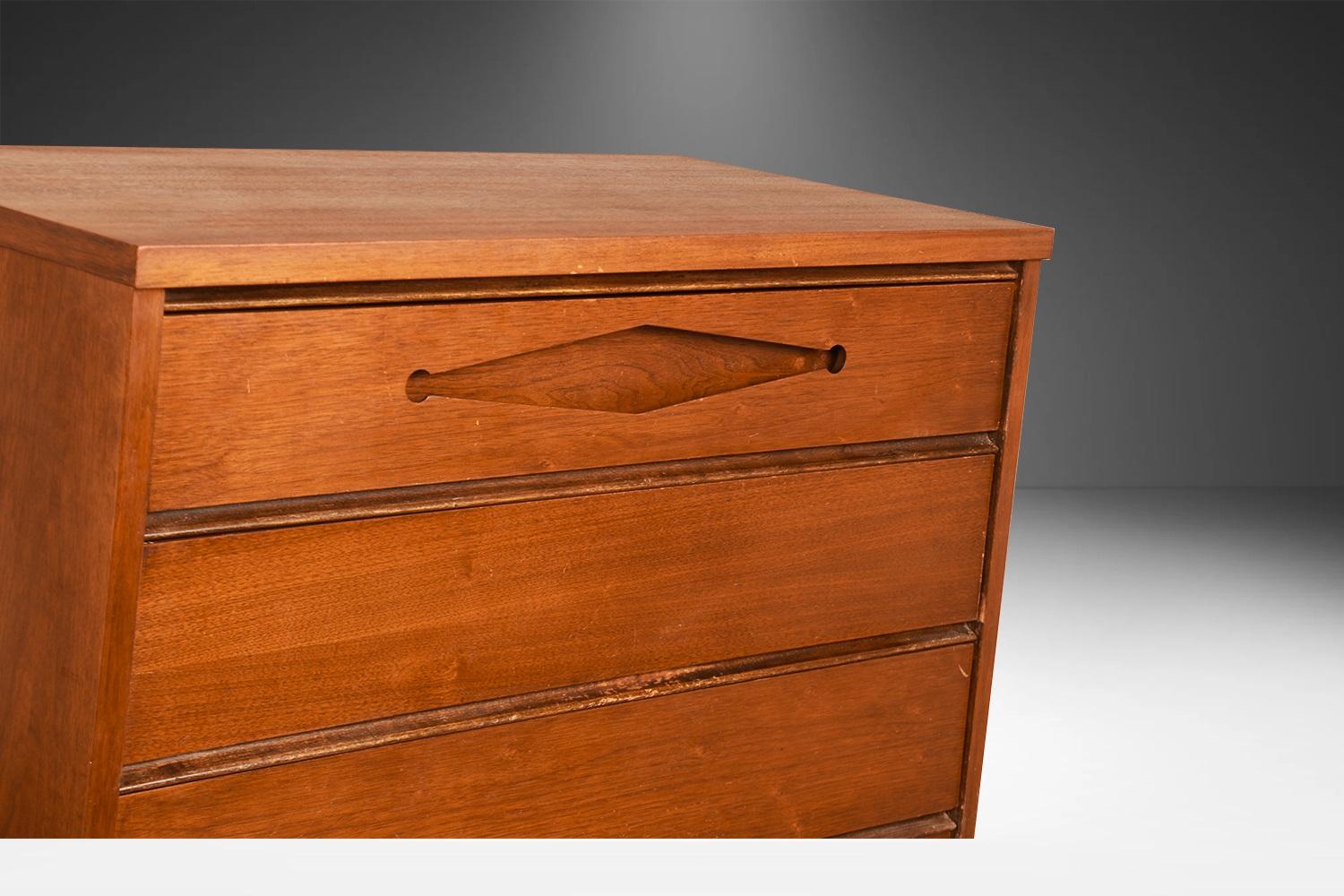 Comò Highboy del Mid Century Modern Bassett In condizioni discrete in vendita a Baltimore, MD