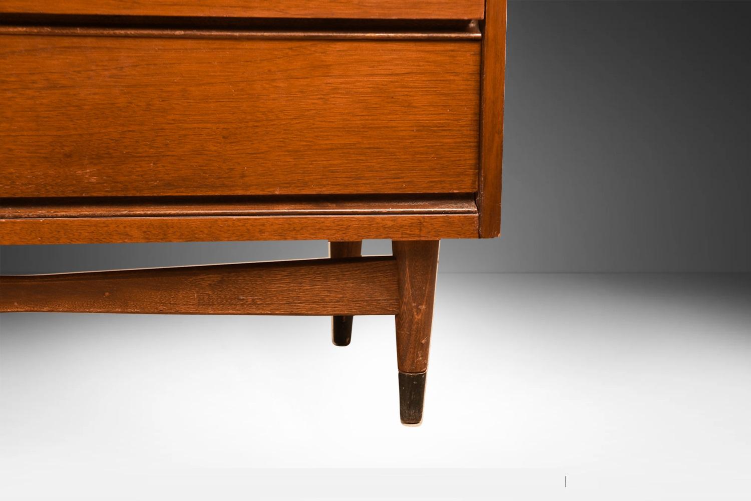 Comò Highboy del Mid Century Modern Bassett in vendita 1