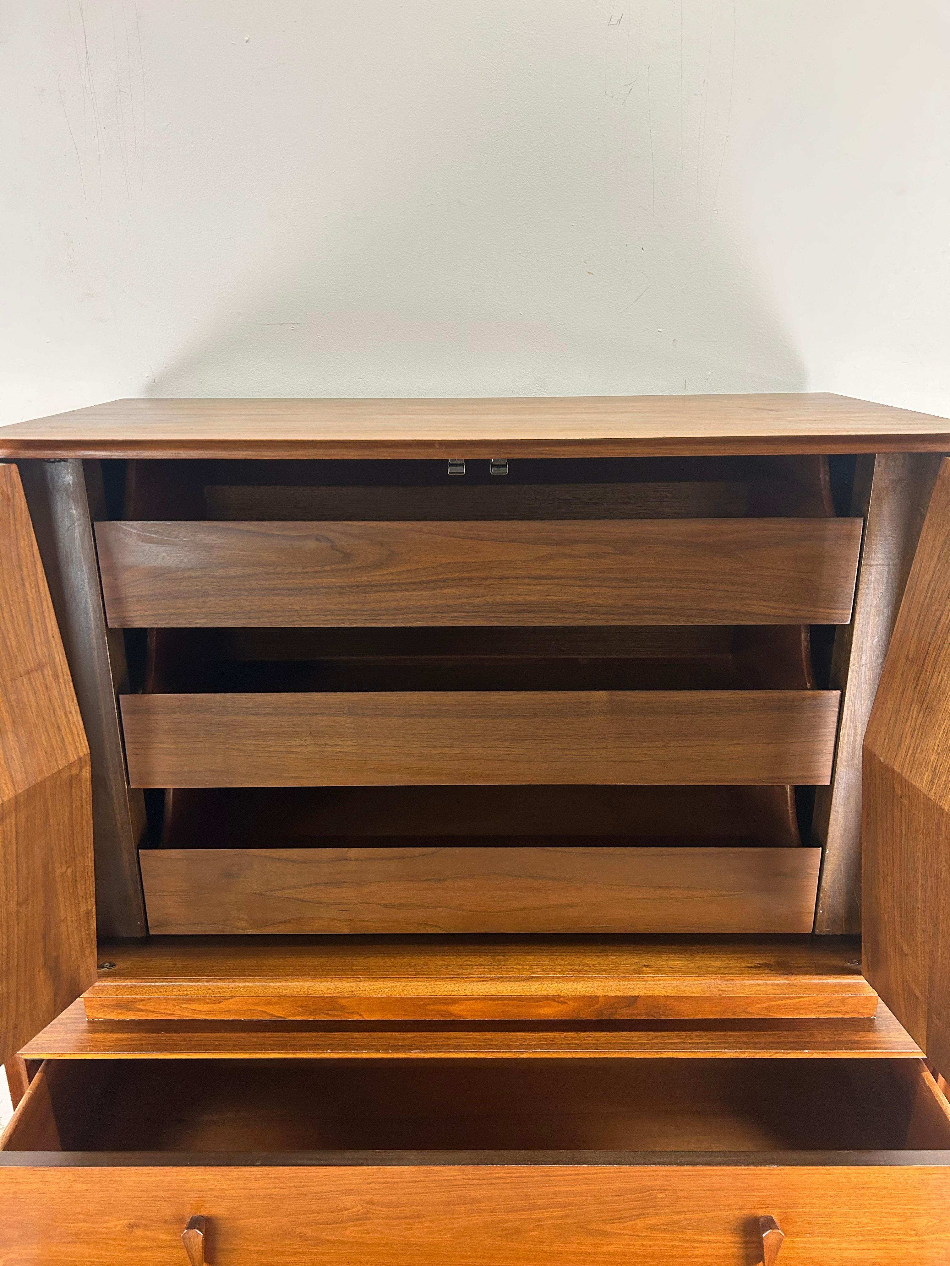 Cómoda Highboy Mid Century Modern de Albert Parvin para American of Martinsville en Excelente estado para la venta en Freehold, NJ