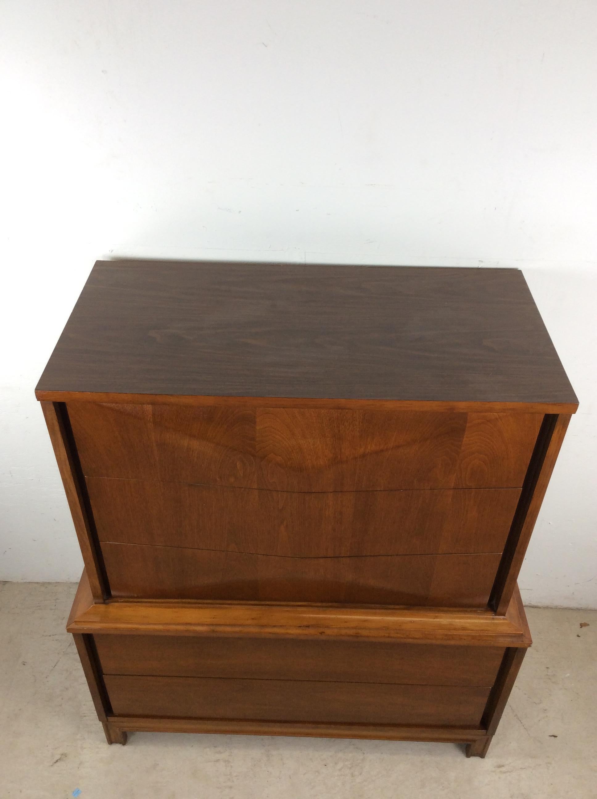 Questo comò Highboy di Johnson Carper, moderno e di metà secolo, presenta una struttura in legno massiccio, impiallacciatura in noce con finitura originale, cinque cassetti a coda di rondine con frontali smussati e gambe affusolate
