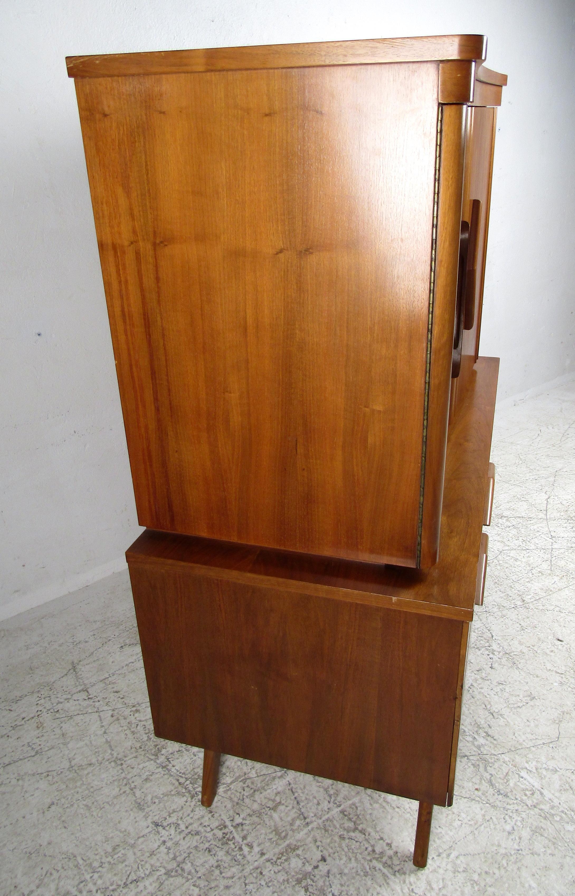 Mid-Century Modern Highboy Dresser  8