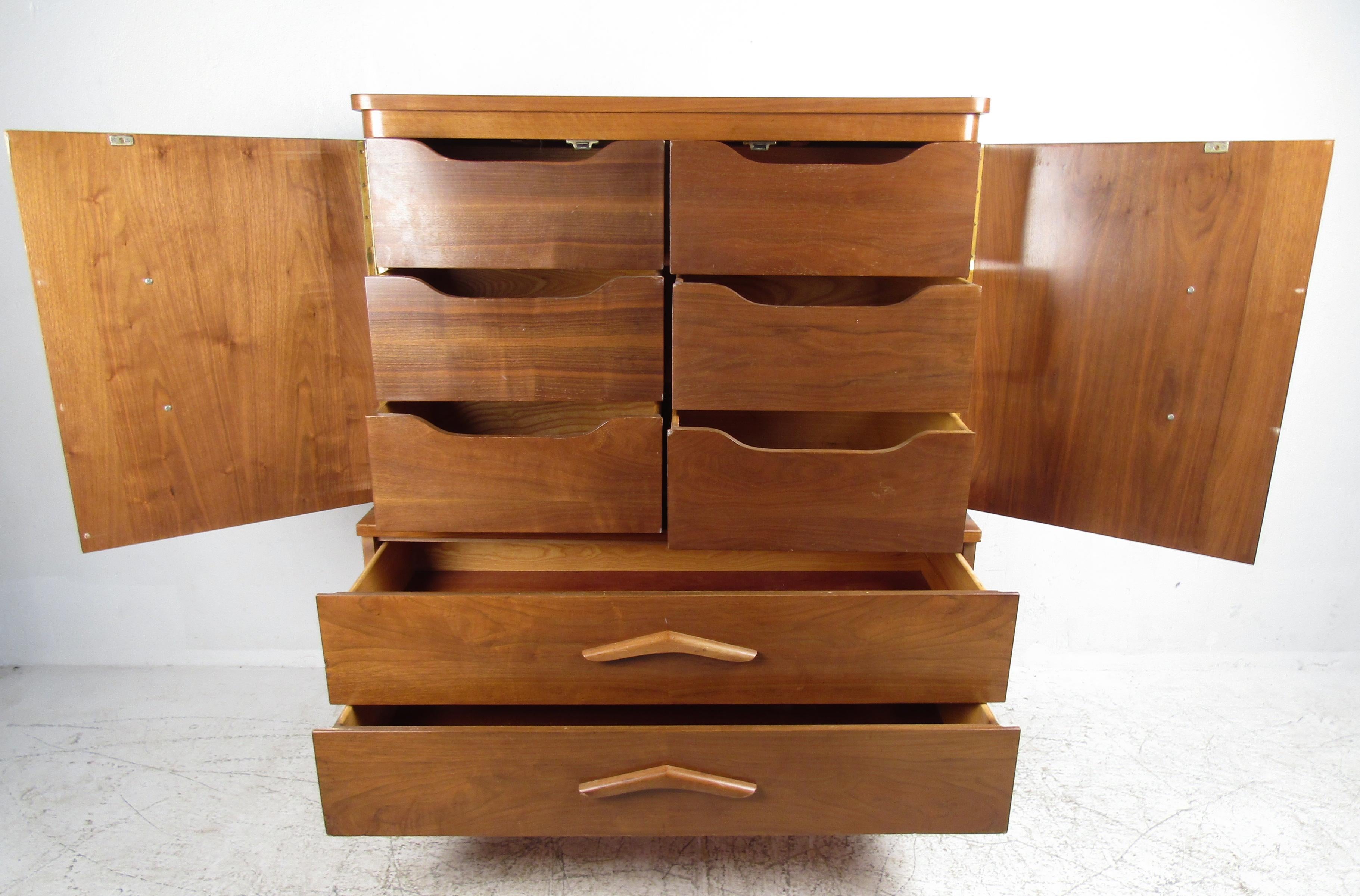 Vintage modern dresser featured in rich walnut grain, six smaller top drawers, two large spacious drawers with carved handles and sturdy sculpted legs.

Please confirm the item location (NY or NJ).
    
