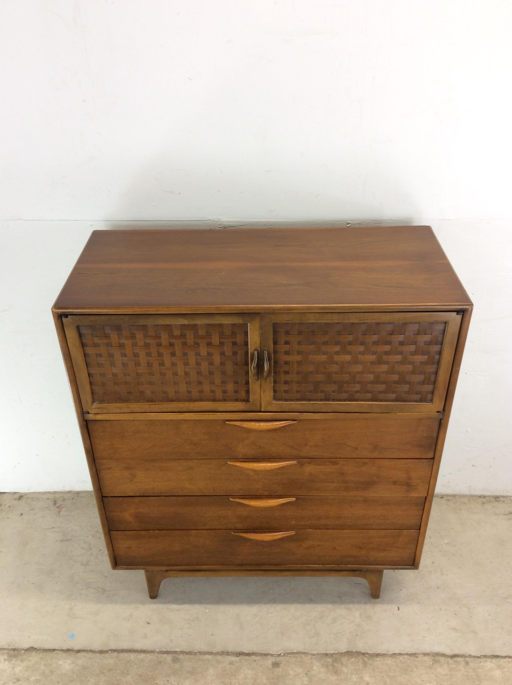Questo Highboy moderno di metà secolo della linea Perspective di Lane Furniture presenta una struttura in legno massiccio, impiallacciatura in noce con finitura originale, quattro cassetti a coda di rondine con un esclusivo tiretto curvo, ante a