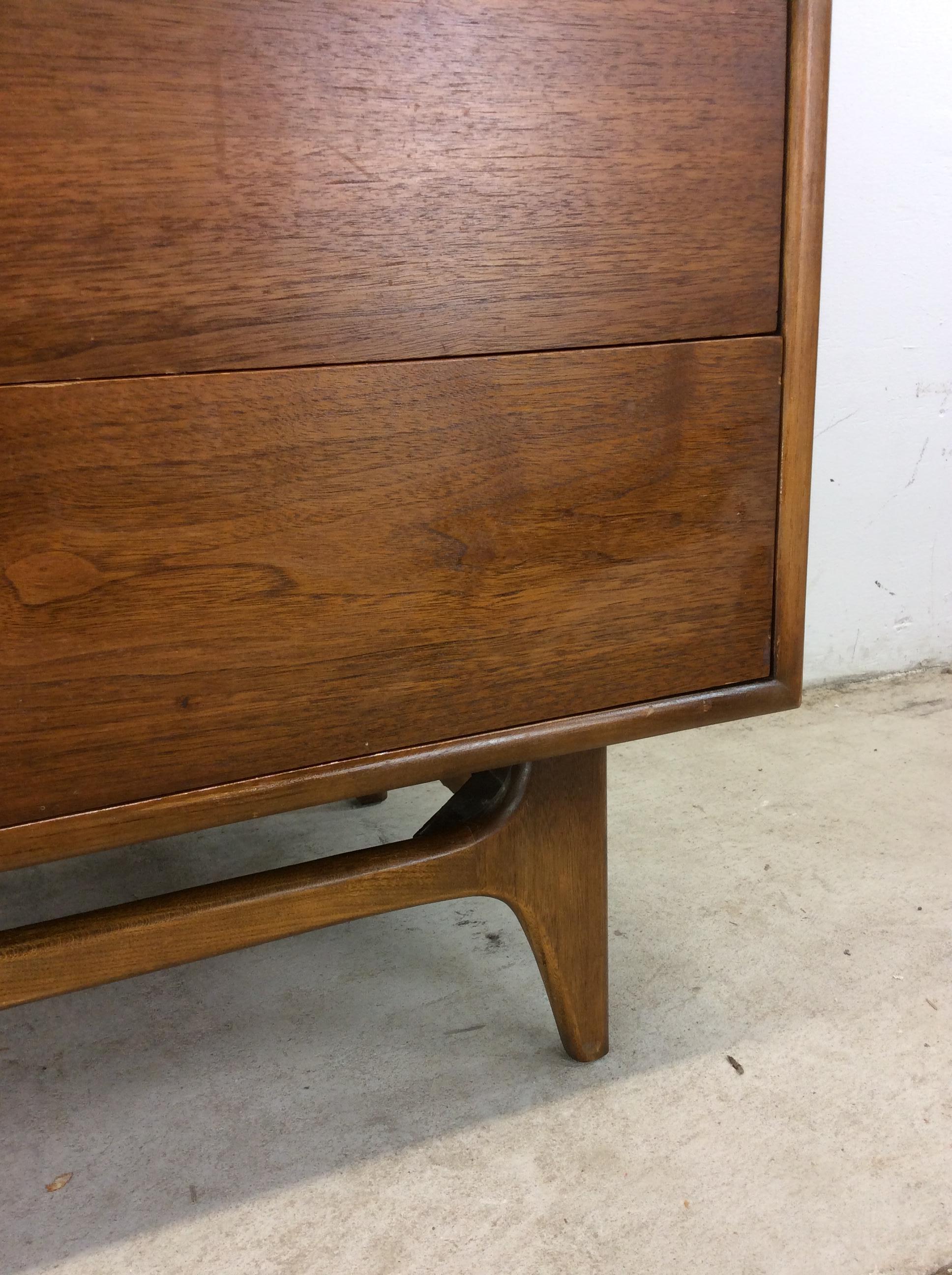 Noce Comò Highboy della linea Perspective di Lane Furniture, in stile Mid Century Modern in vendita