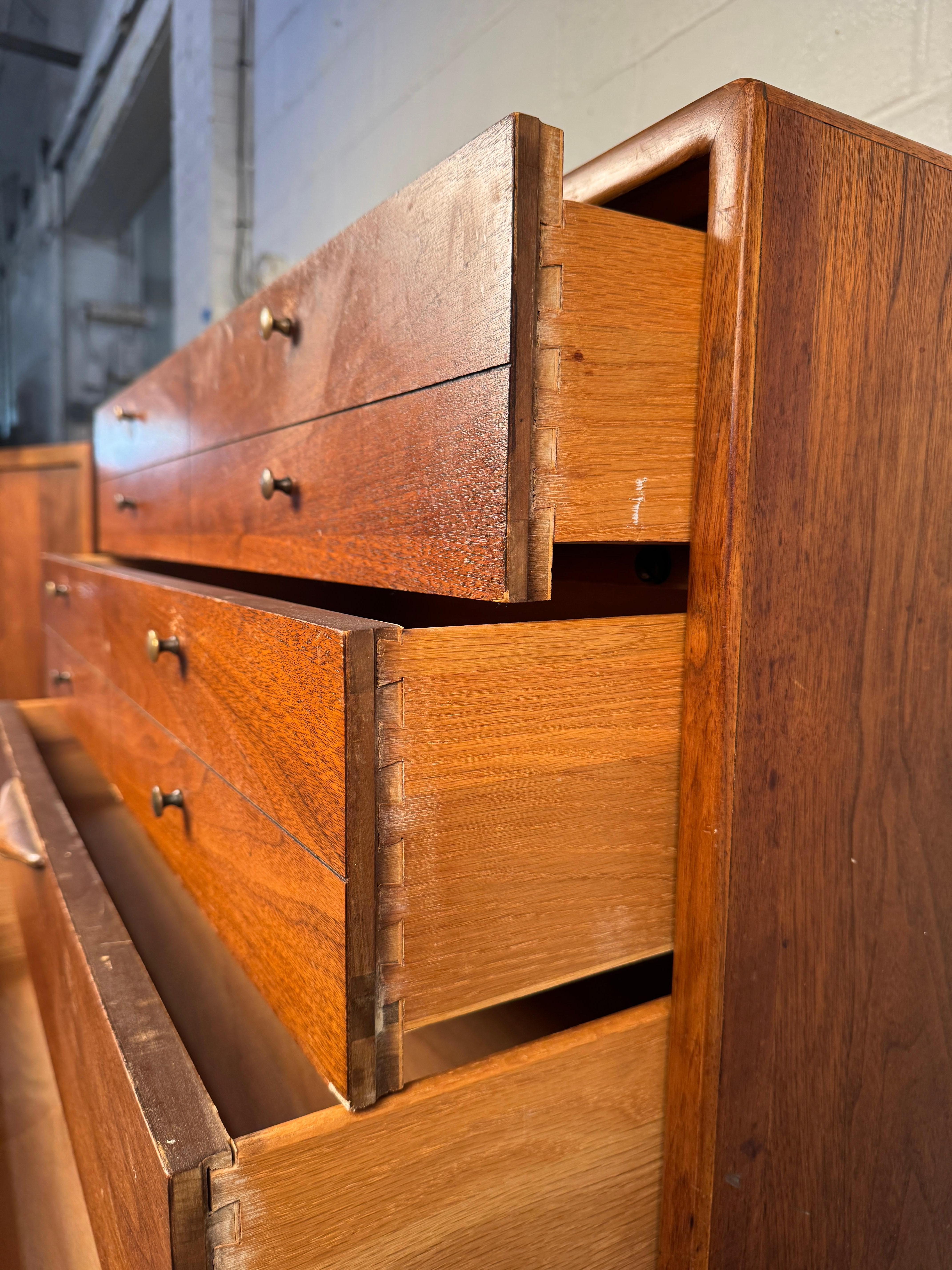 Comò Highboy in stile Mid-Century Modern, prodotto da Lane Furniture in vendita 4