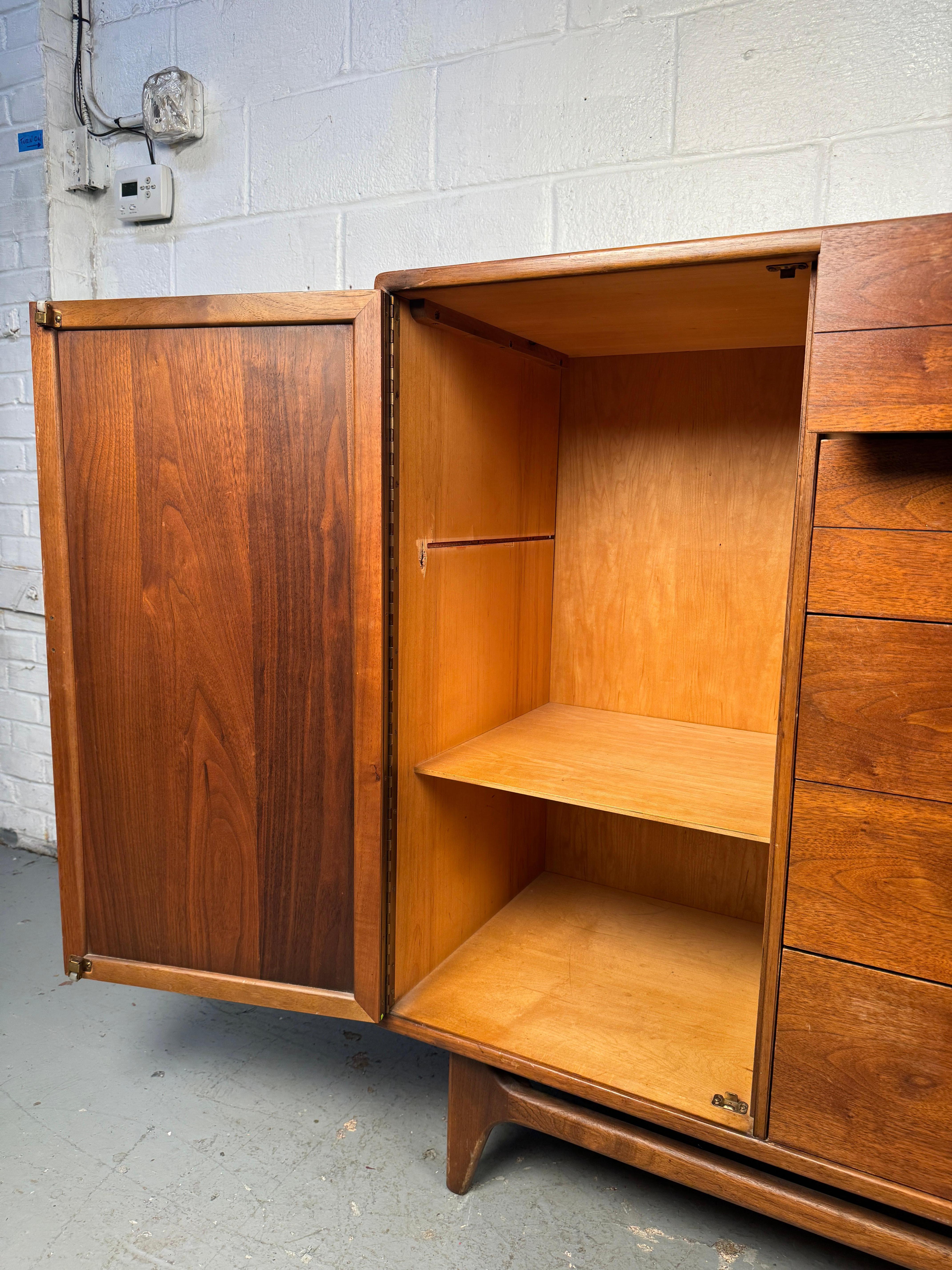 Comò Highboy in stile Mid-Century Modern, prodotto da Lane Furniture in vendita 5