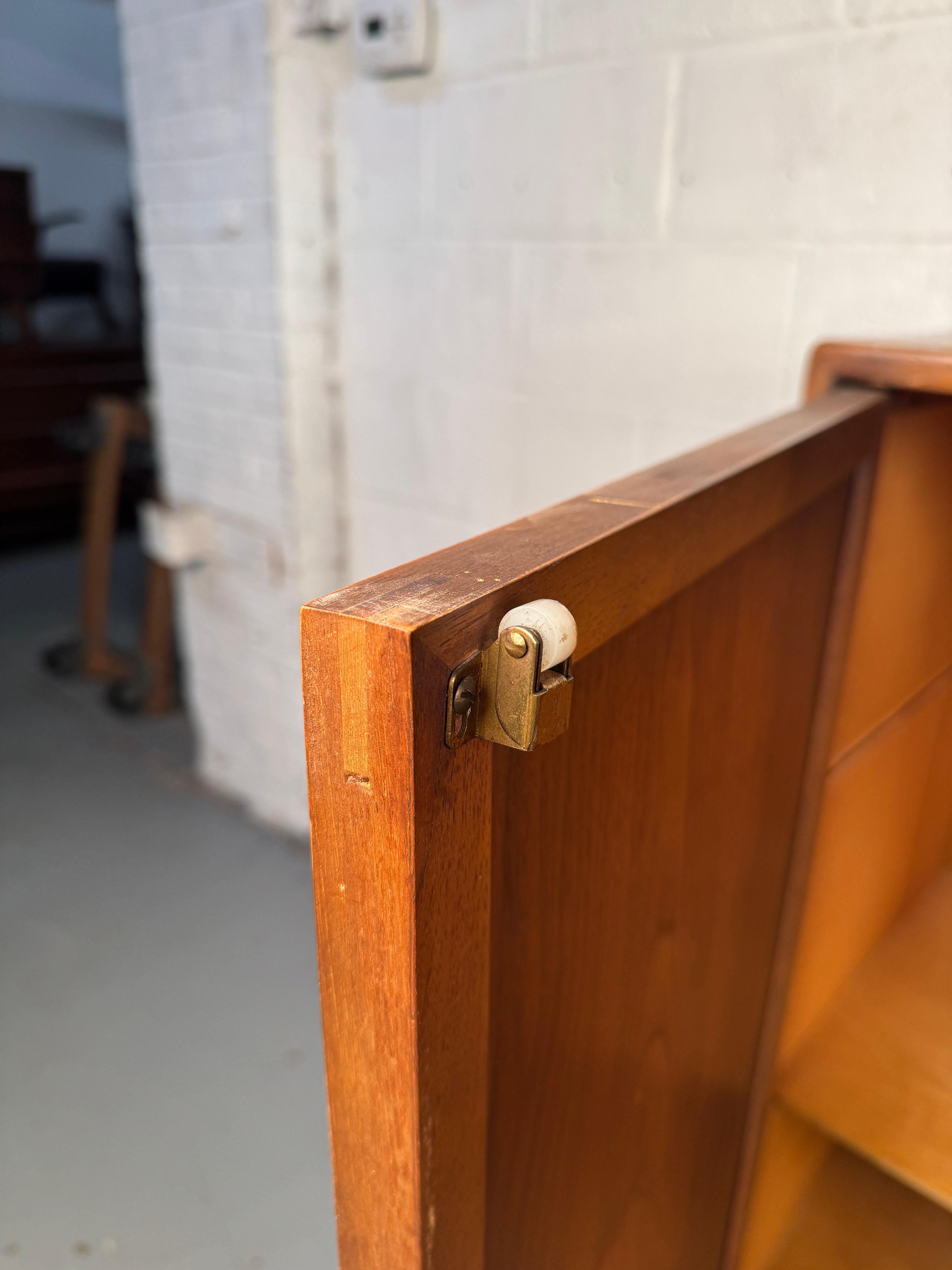 Comò Highboy in stile Mid-Century Modern, prodotto da Lane Furniture in vendita 8