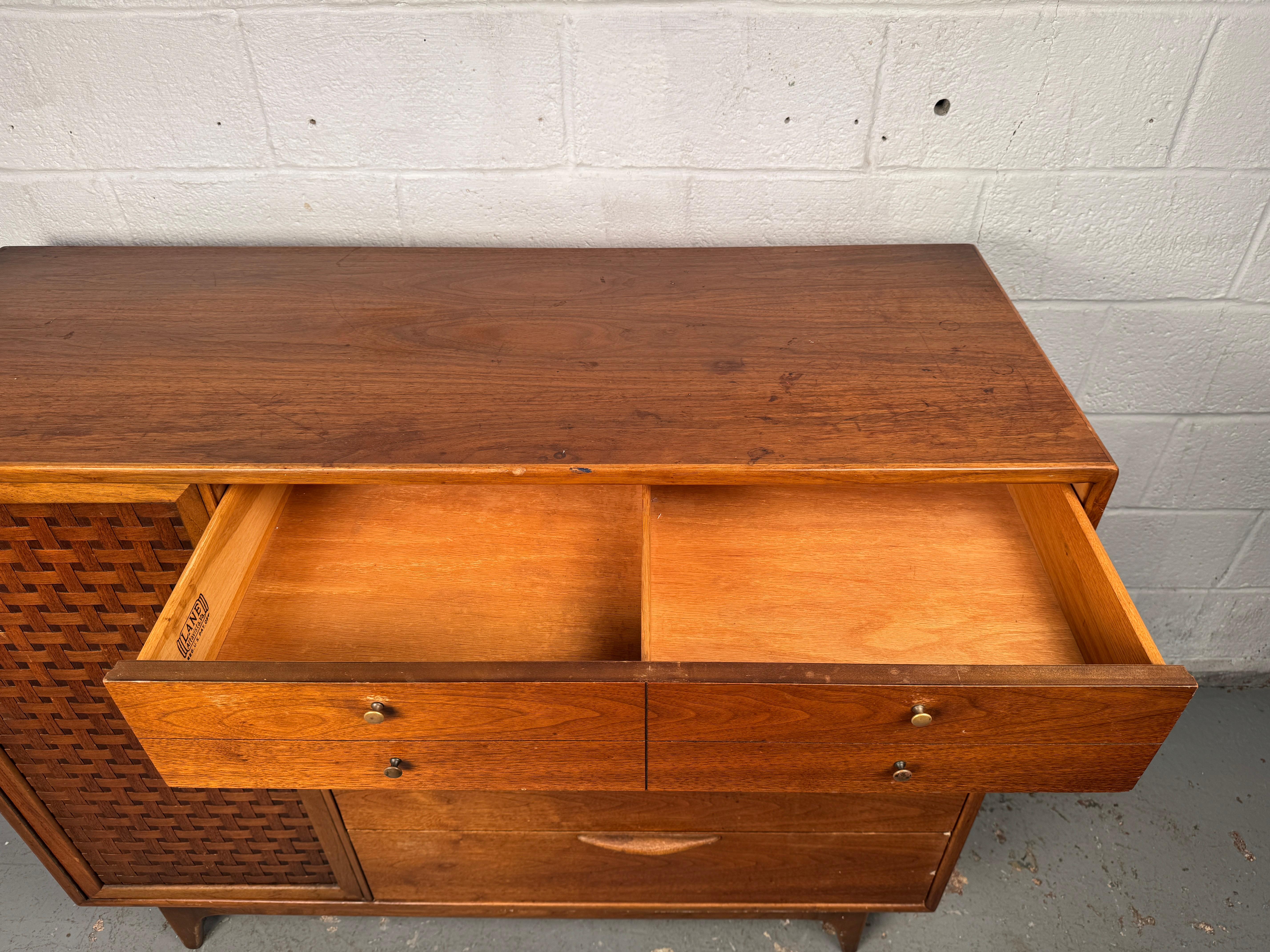 Comò Highboy in stile Mid-Century Modern, prodotto da Lane Furniture in vendita 9