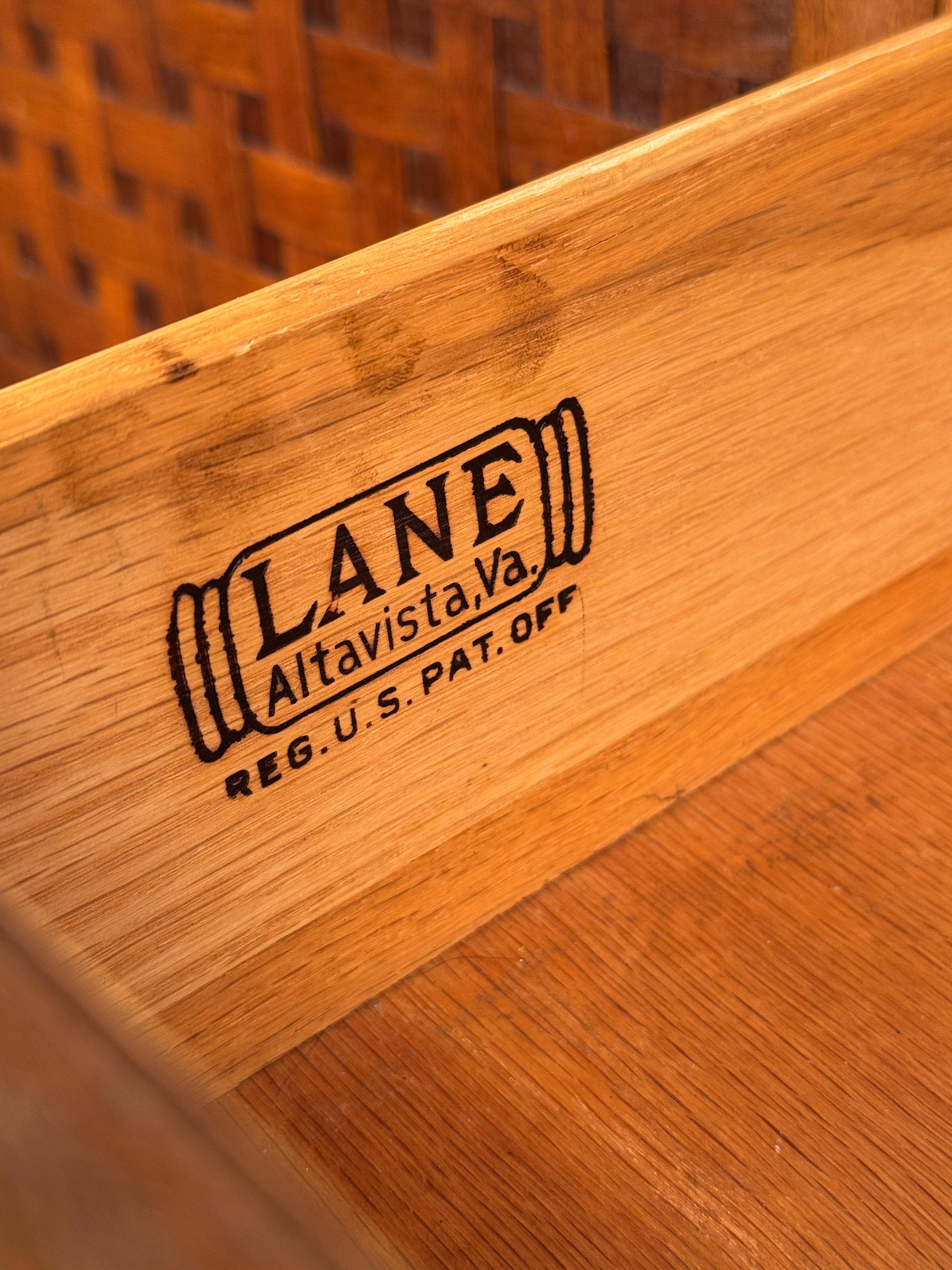 Comò Highboy in stile Mid-Century Modern, prodotto da Lane Furniture in vendita 10