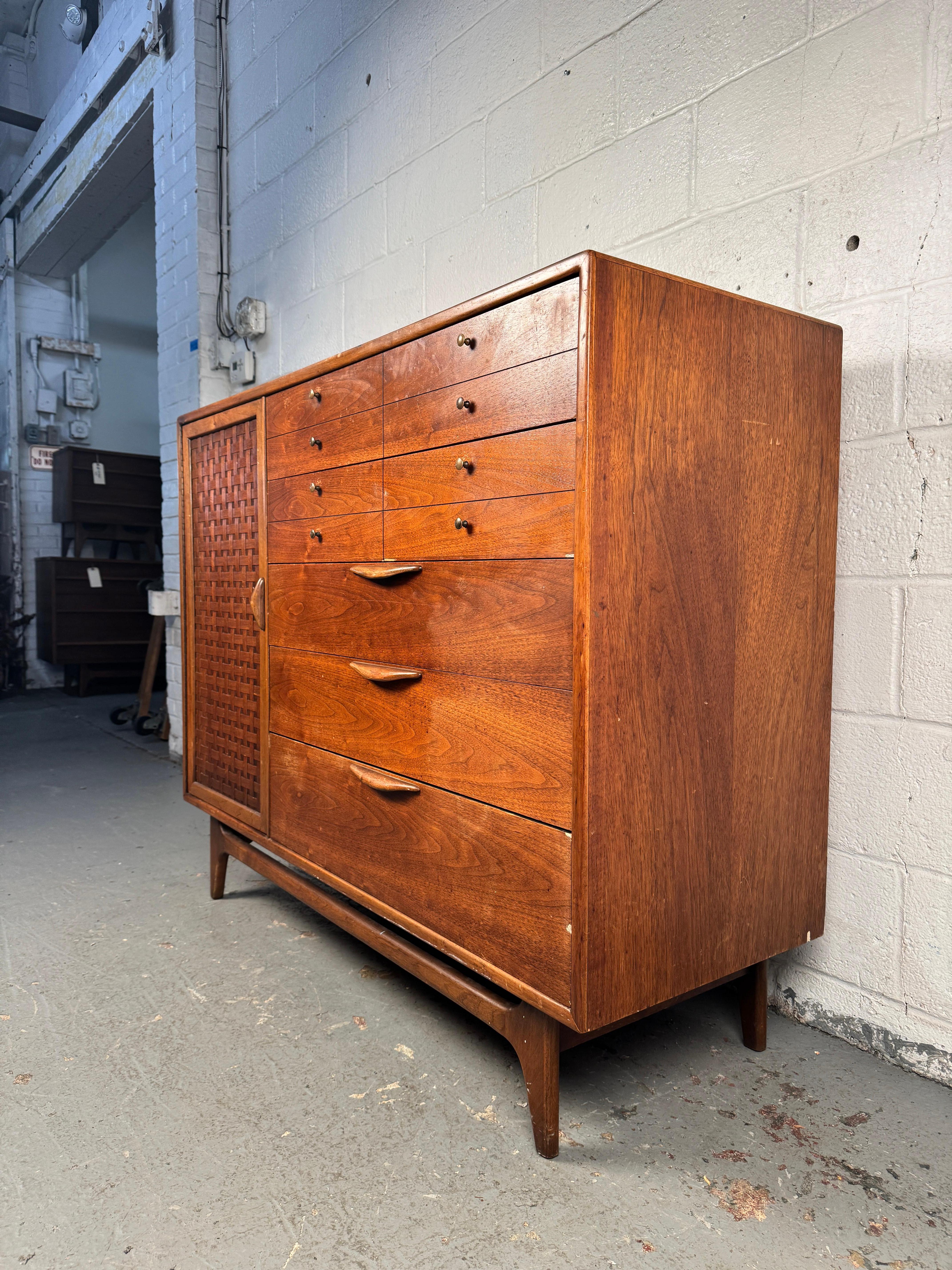 Mid-Century moderno Comò Highboy in stile Mid-Century Modern, prodotto da Lane Furniture in vendita