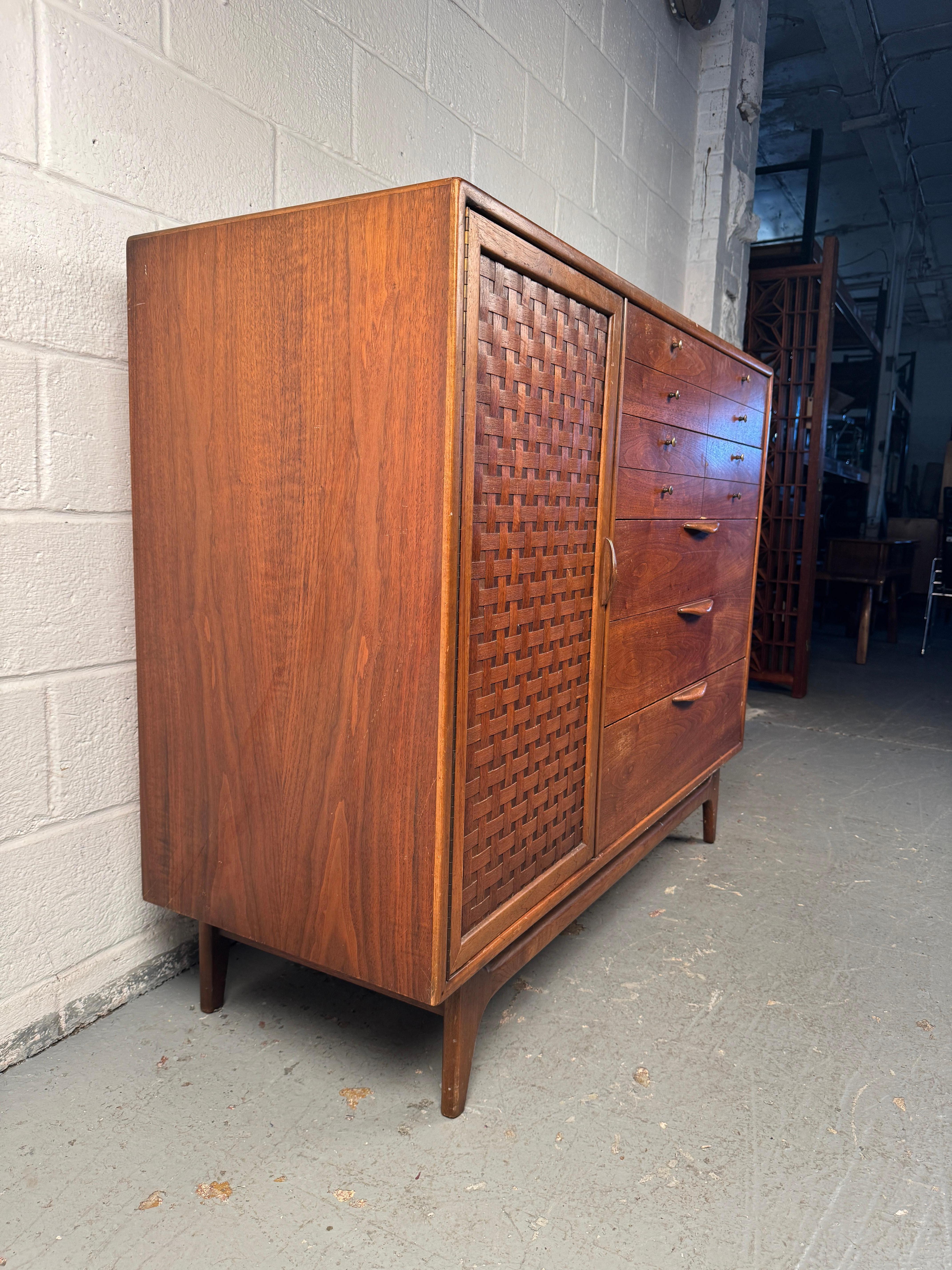 Comò Highboy in stile Mid-Century Modern, prodotto da Lane Furniture In condizioni buone in vendita a Brooklyn, NY