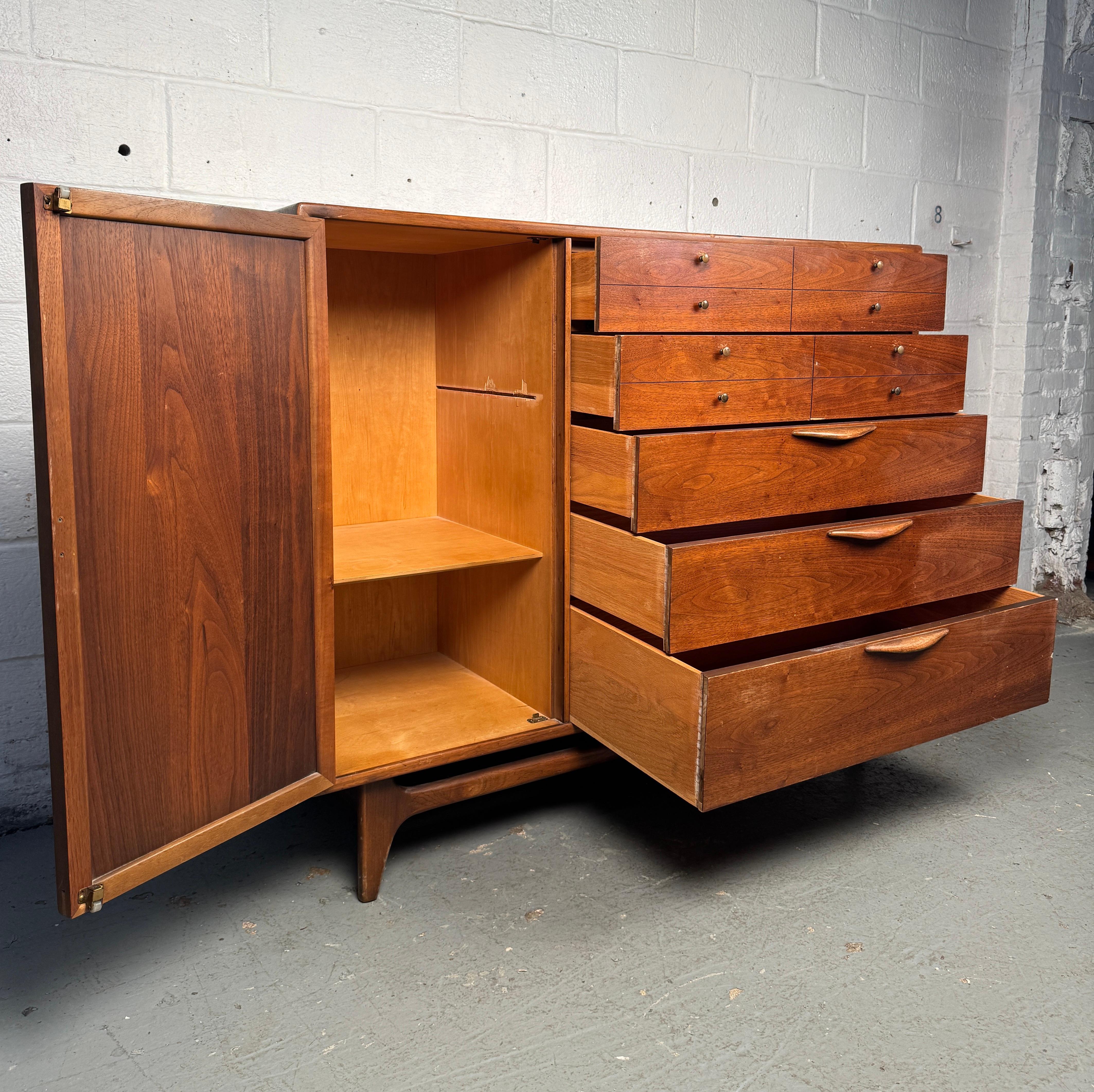 Comò Highboy in stile Mid-Century Modern, prodotto da Lane Furniture in vendita 2