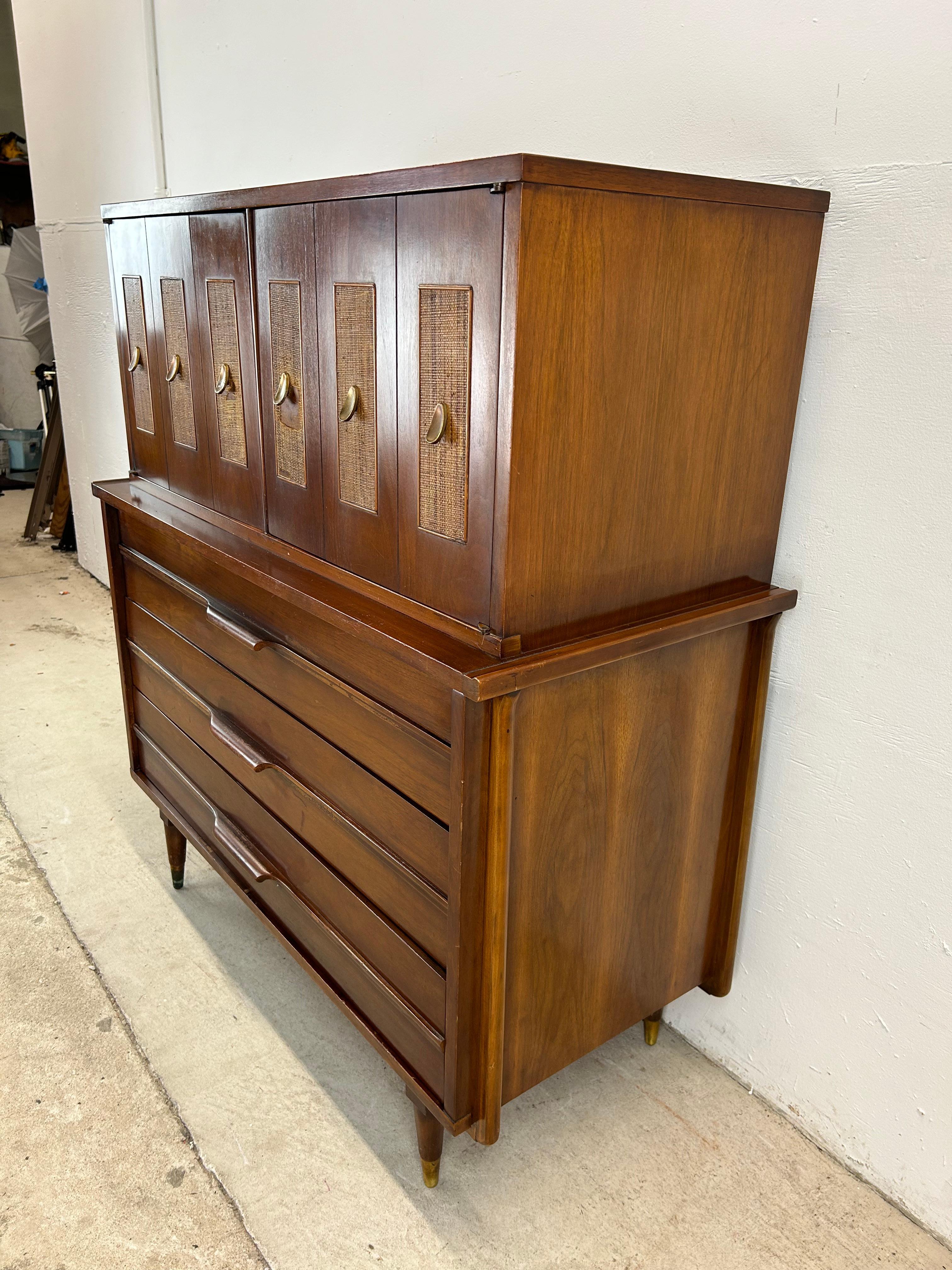 Comò Highboy del Mid Century Moderno con fronte a canne in vendita 8