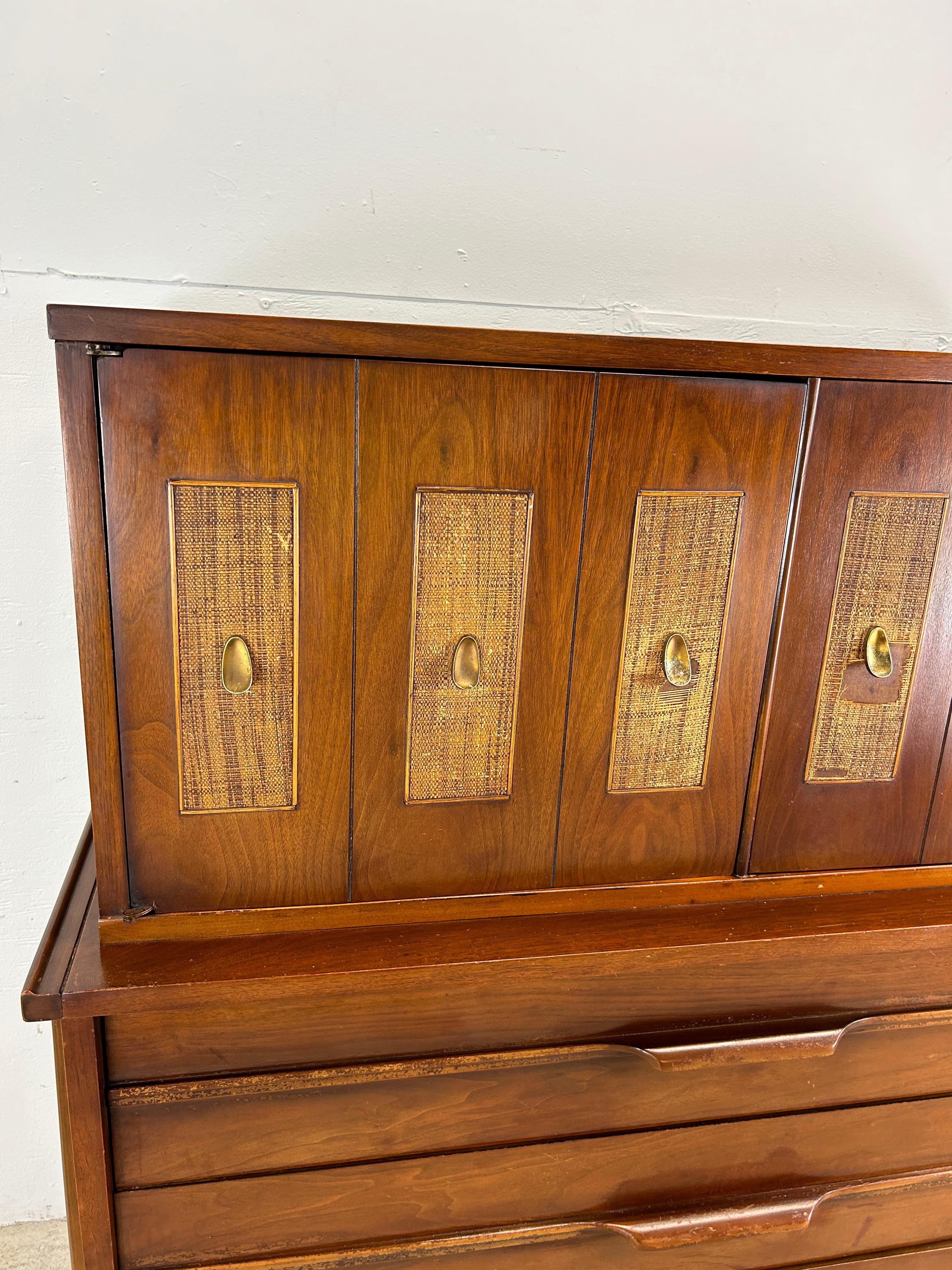 XX secolo Comò Highboy del Mid Century Moderno con fronte a canne in vendita