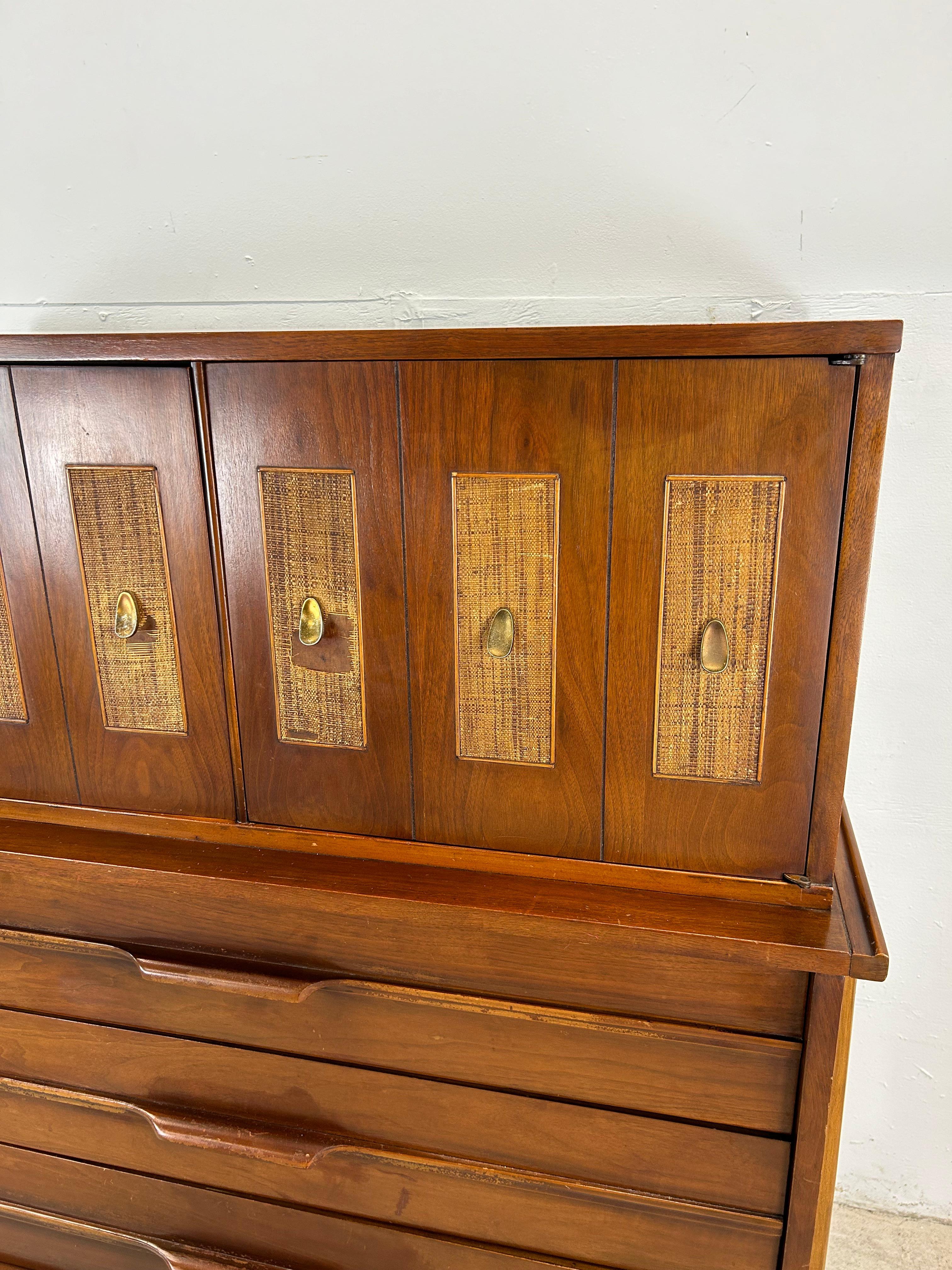 Ottone Comò Highboy del Mid Century Moderno con fronte a canne in vendita