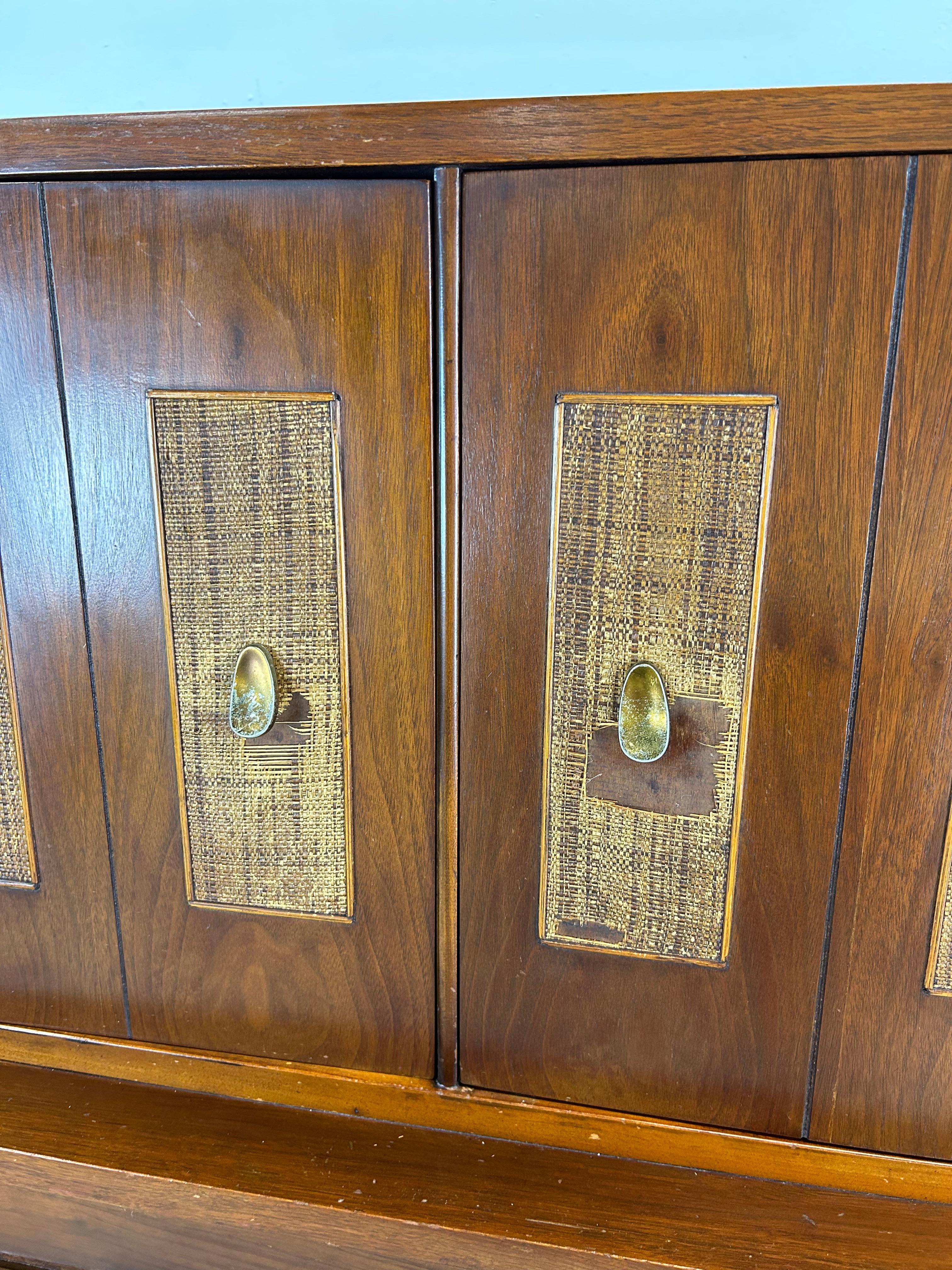 Comò Highboy del Mid Century Moderno con fronte a canne in vendita 1