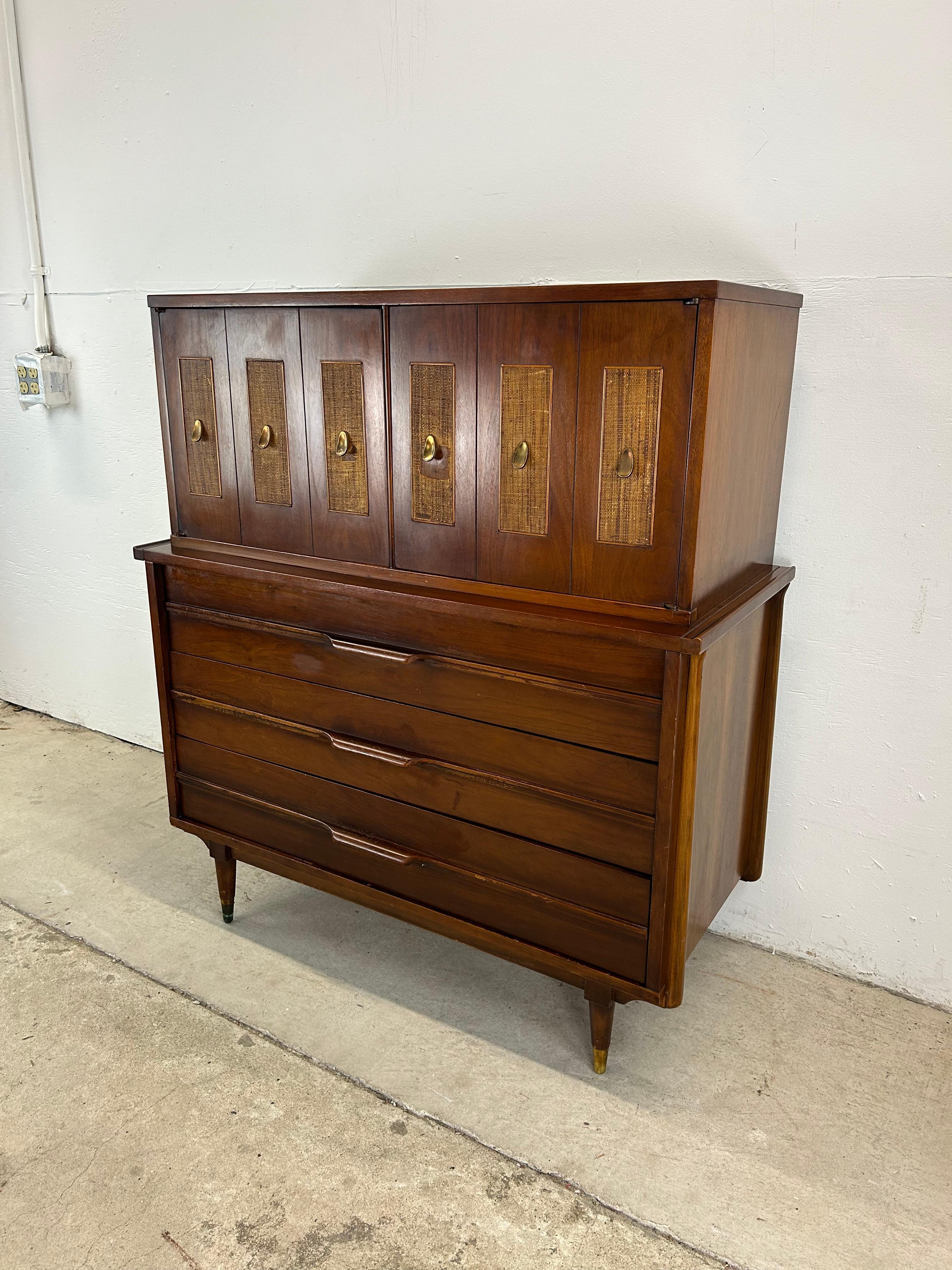Comò Highboy del Mid Century Moderno con fronte a canne in vendita 2
