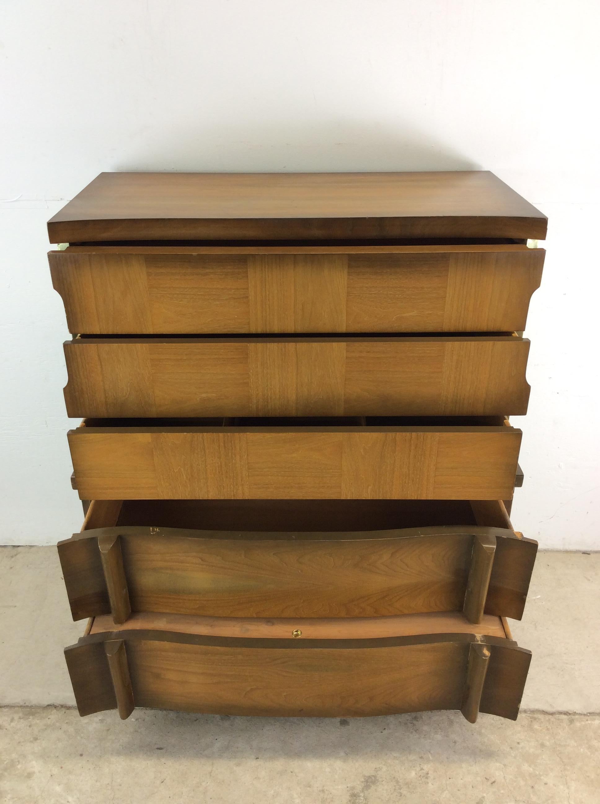 Mid Century Modern Highboy Dresser with Cedar Lined Drawer in vendita 10